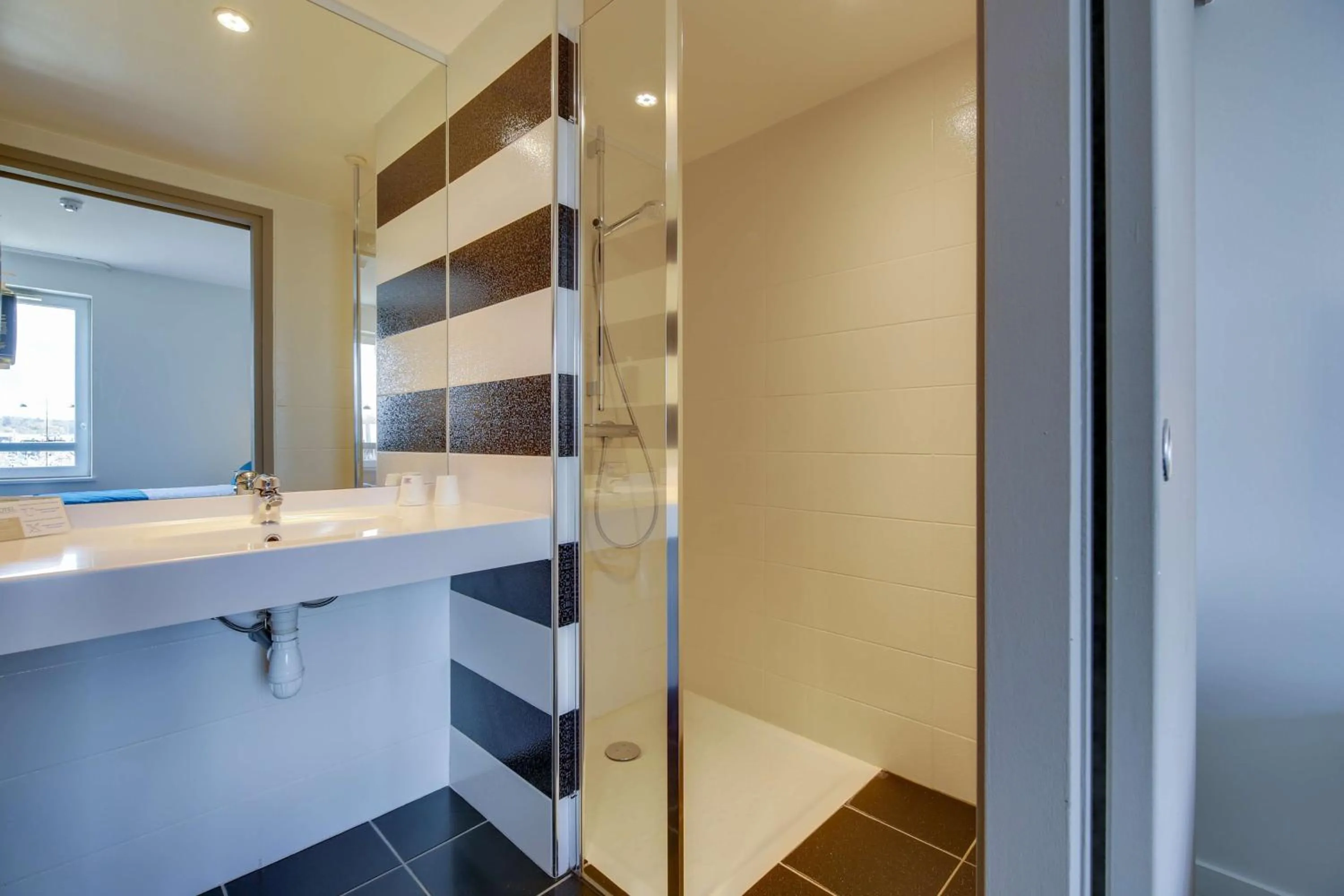 Bathroom in Brit Hotel Confort Saint-Dizier