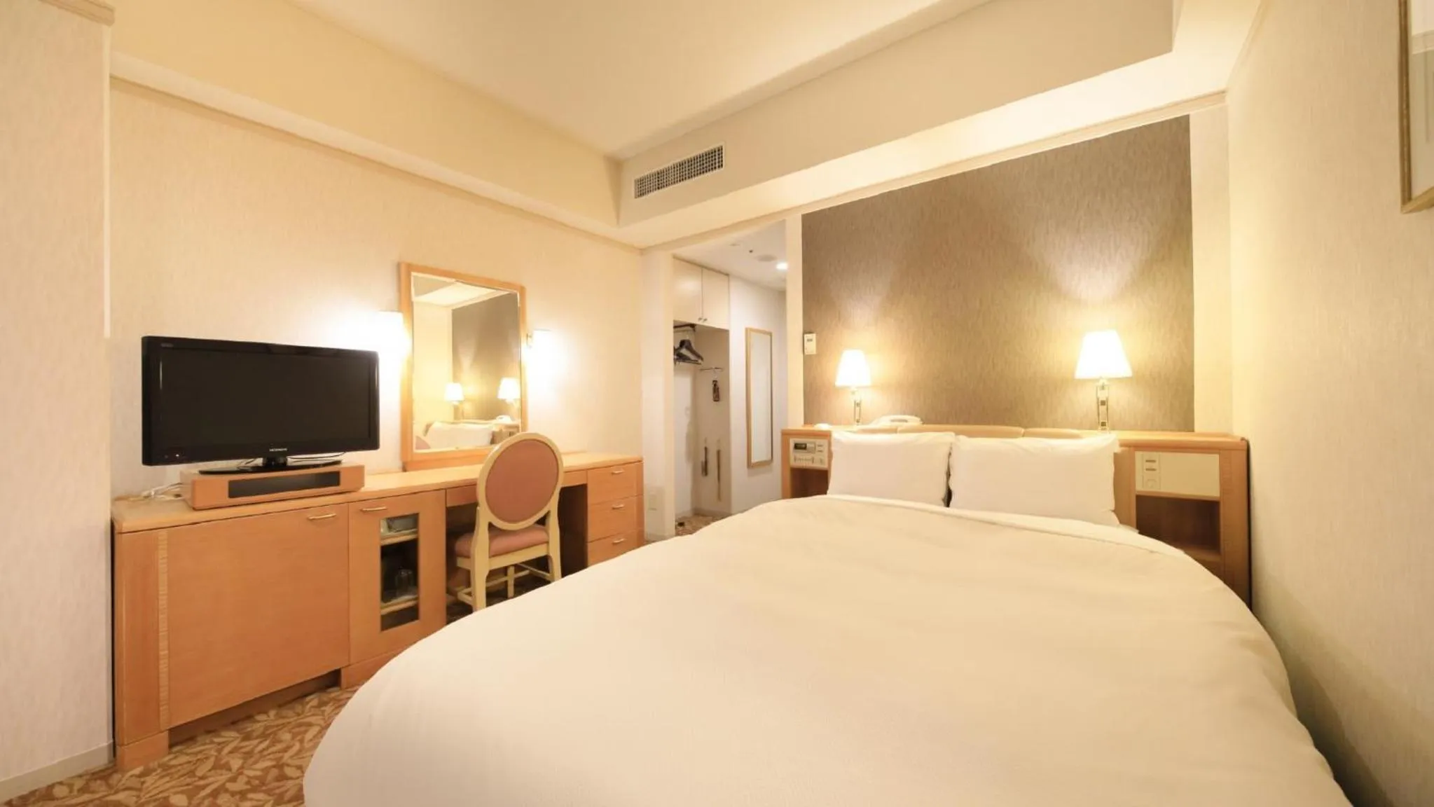 Bedroom, Bed in Crest Hotel Kashiwa