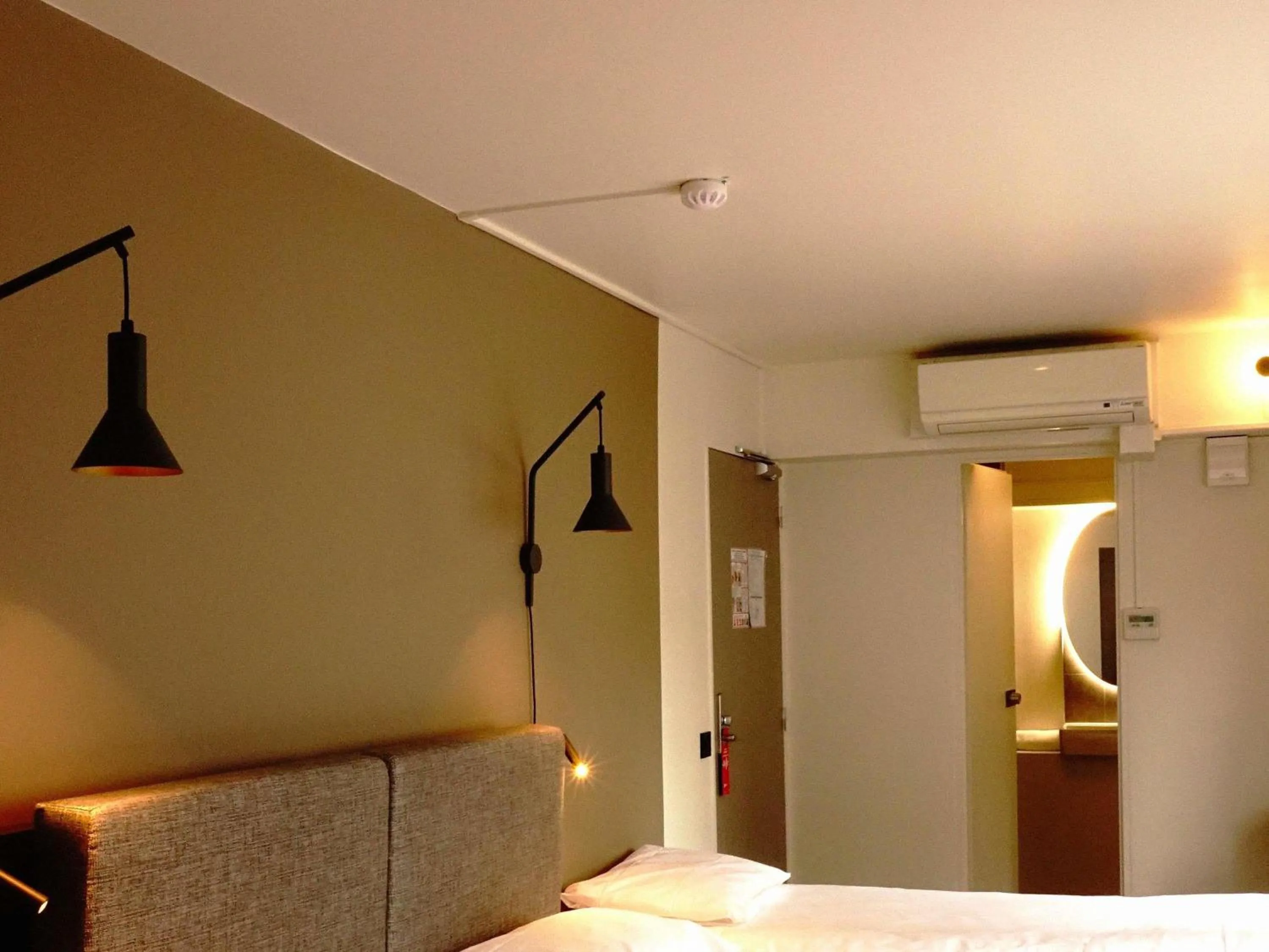 Bedroom, Bed in ibis Lille Centre Grand Place