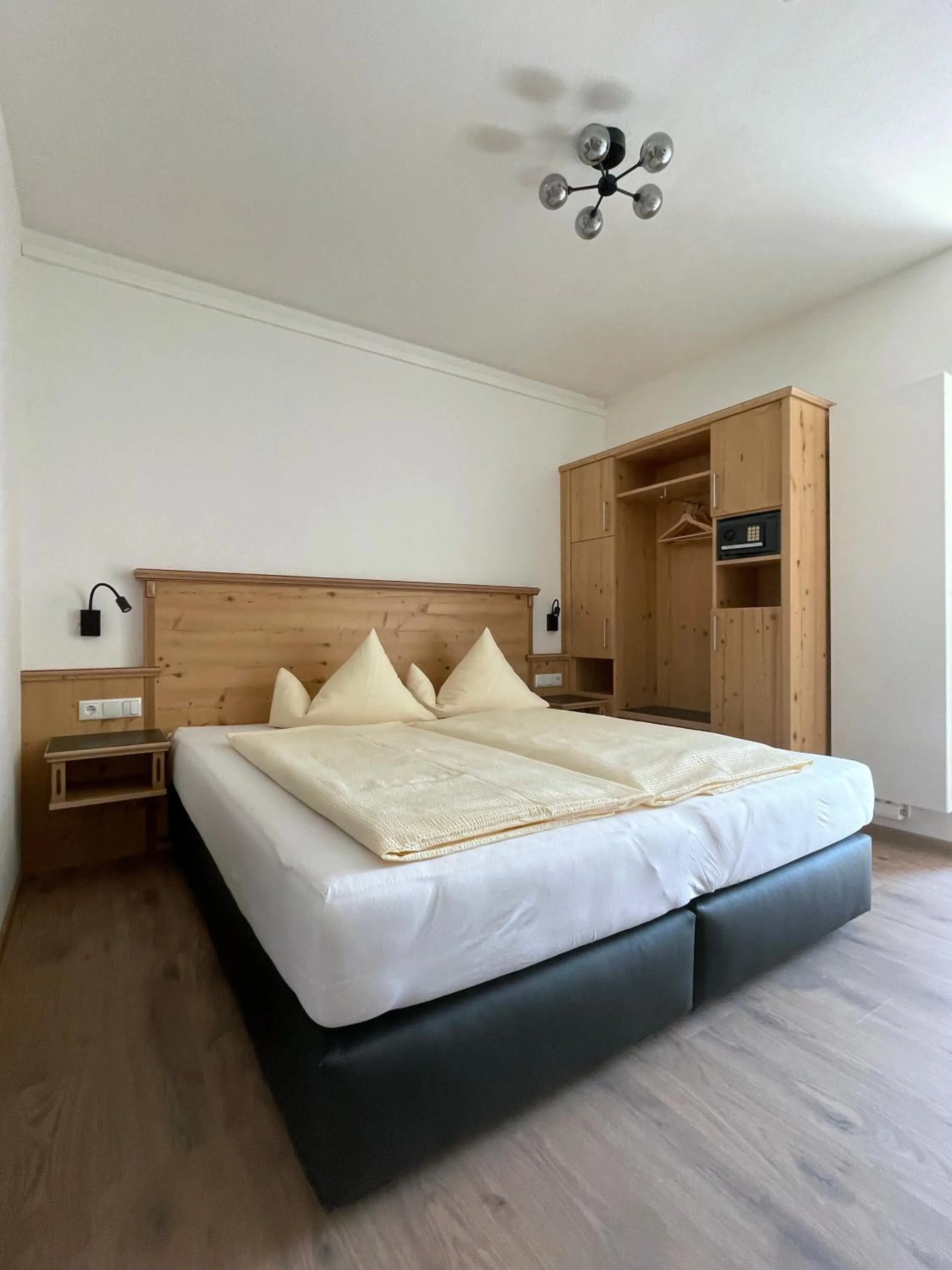 Bedroom, Bed in Hotel & Suites Glück Auf