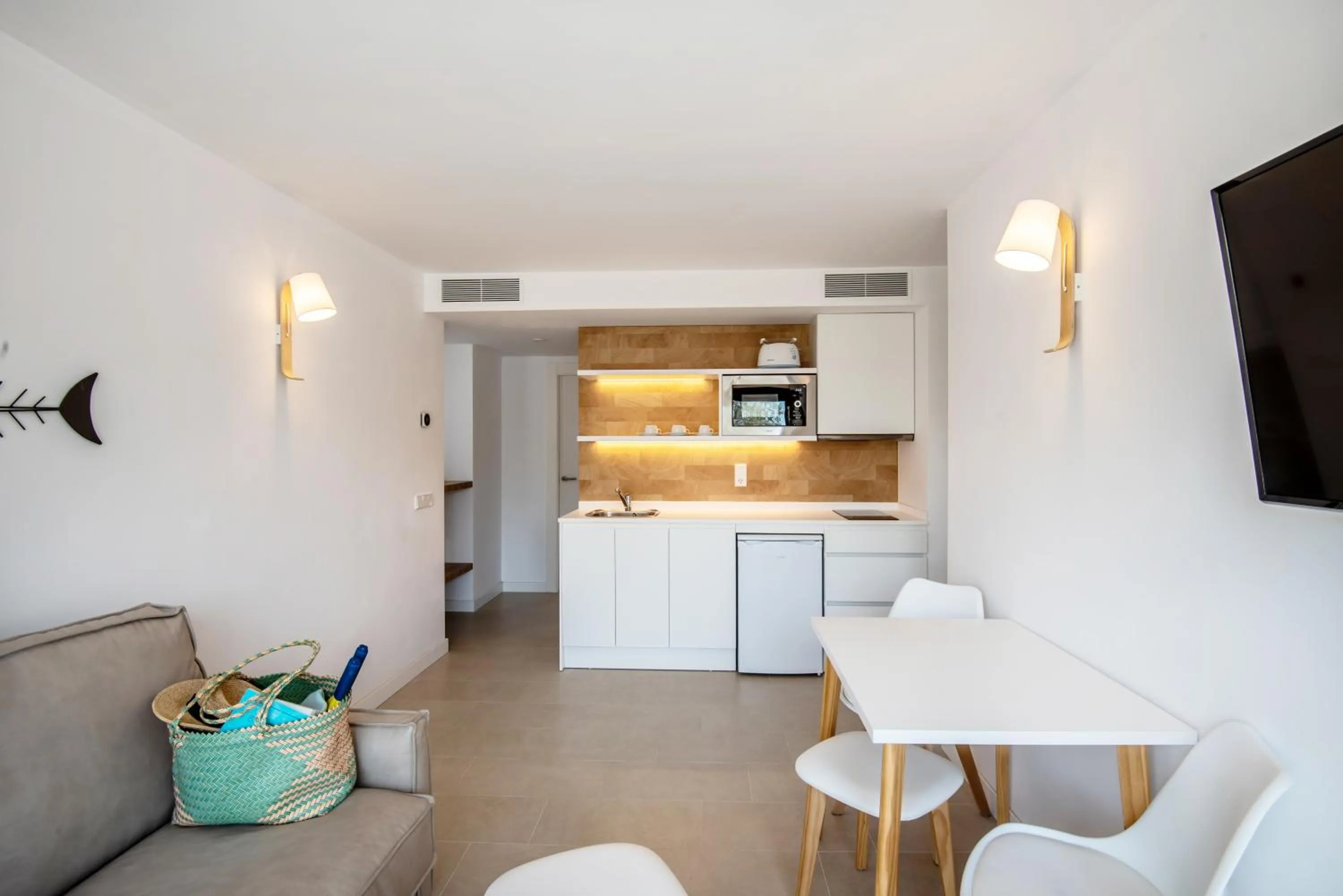 Kitchen or kitchenette in Apartamentos Es Pujols - Emar Hotels