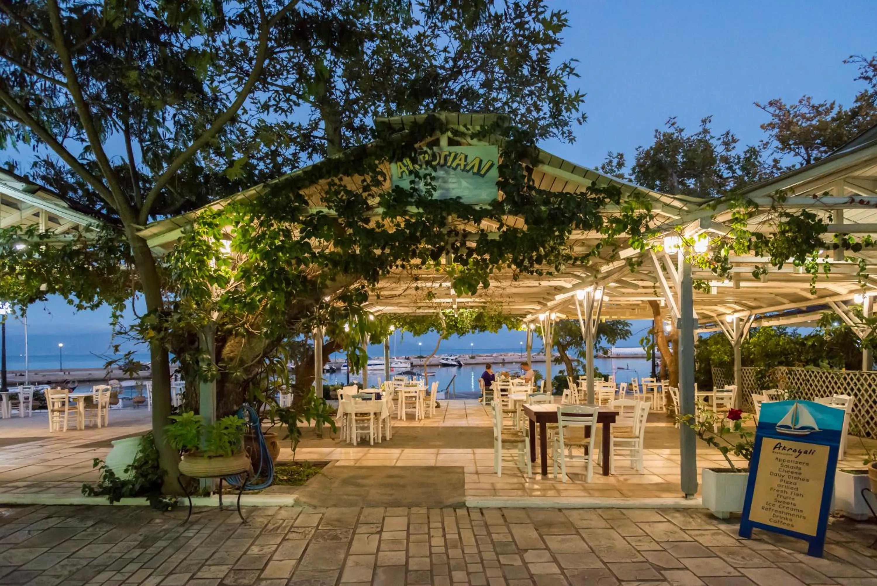 Restaurant/places to eat in Akroyali Hotel & Villas