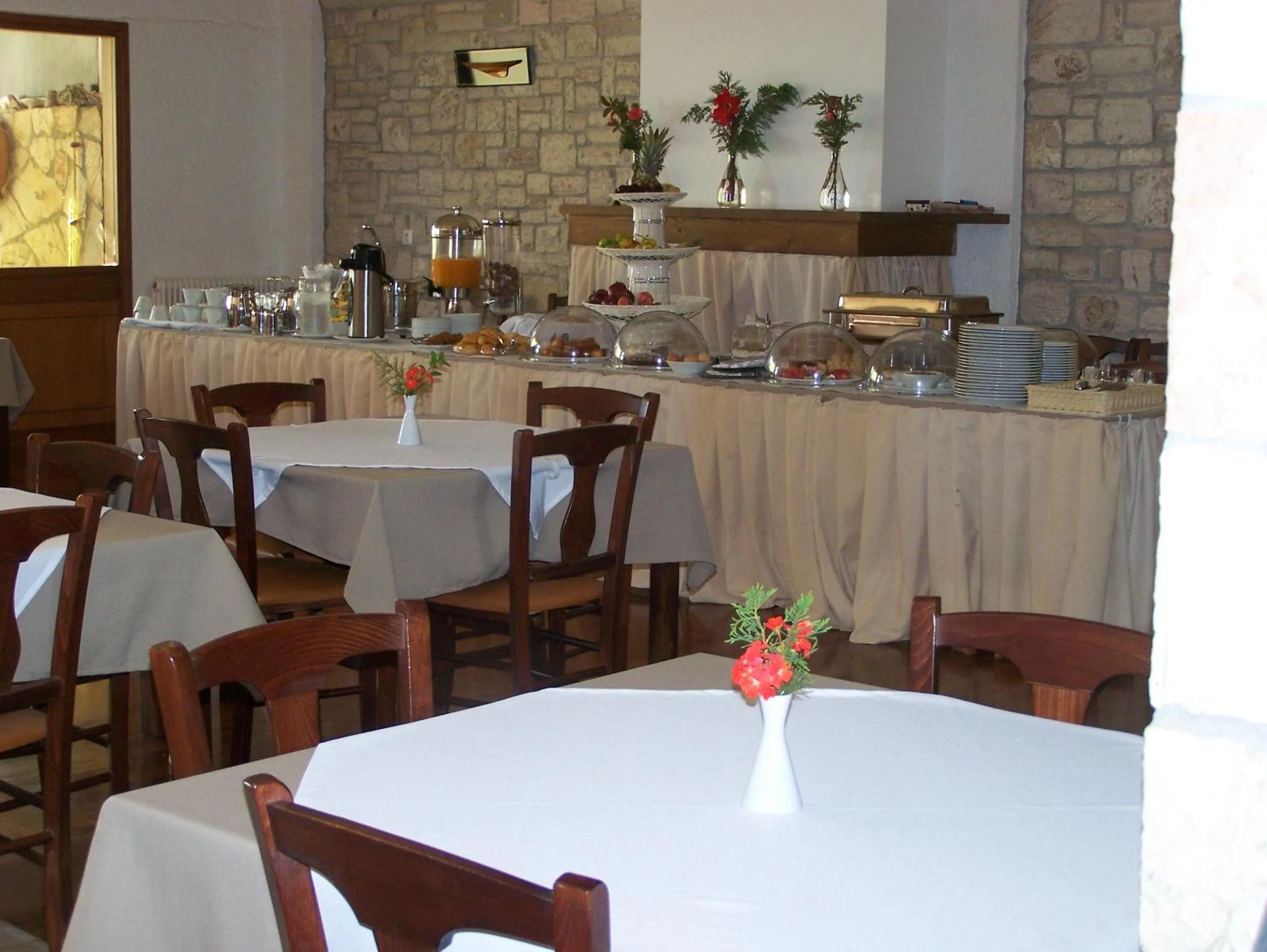 Restaurant/places to eat in Akroyali Hotel & Villas