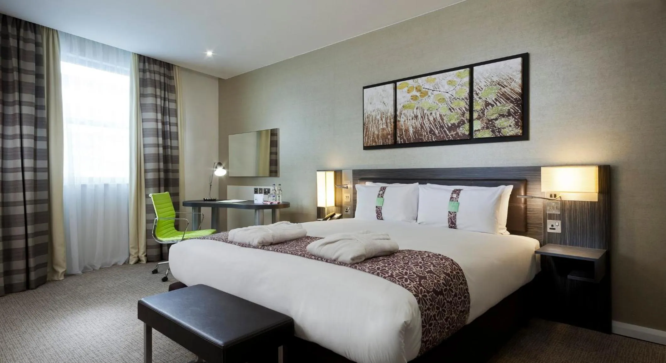 Photo of the whole room, Bed in Holiday Inn London - Whitechapel by IHG