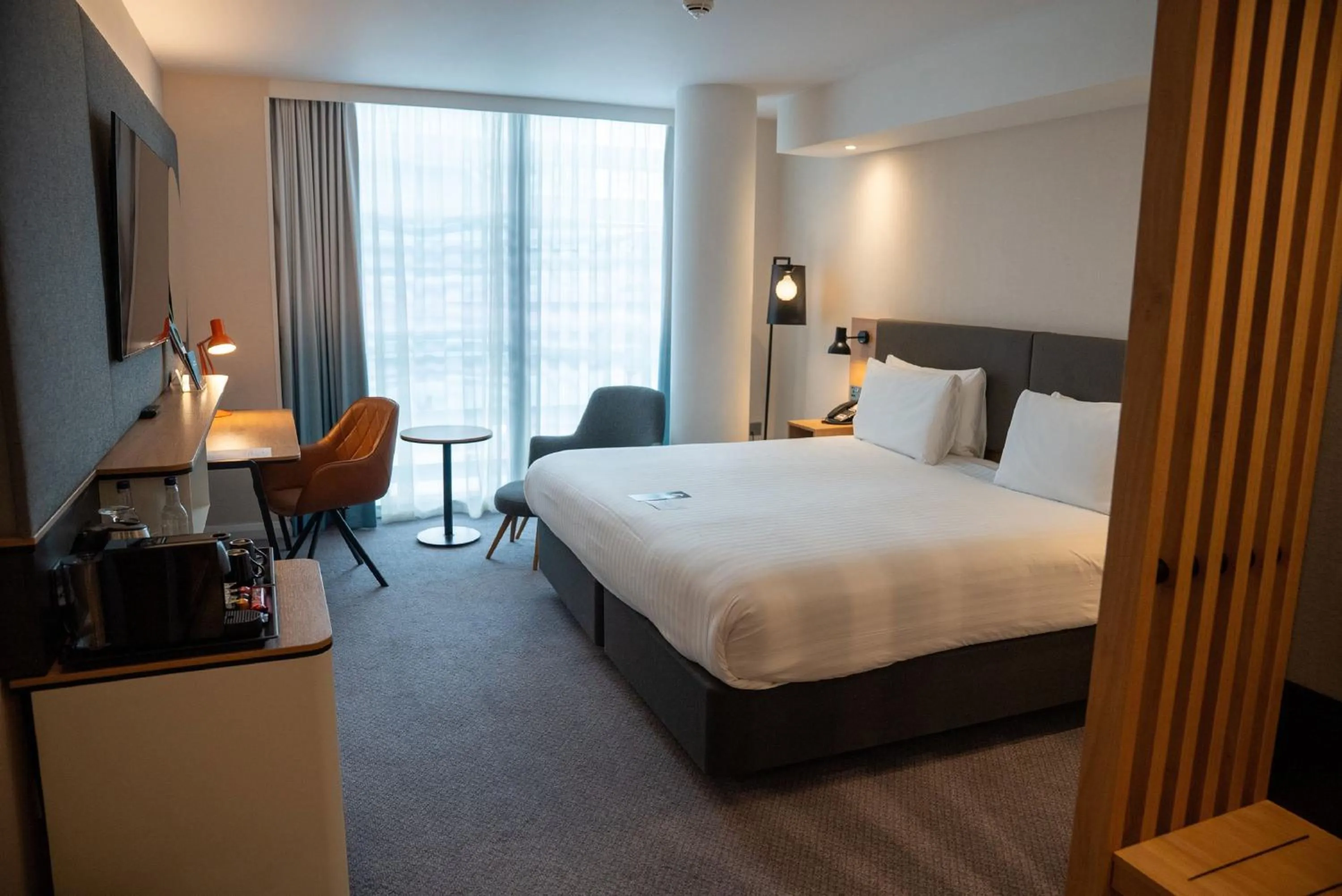 Photo of the whole room, Bed in Holiday Inn London - Whitechapel by IHG