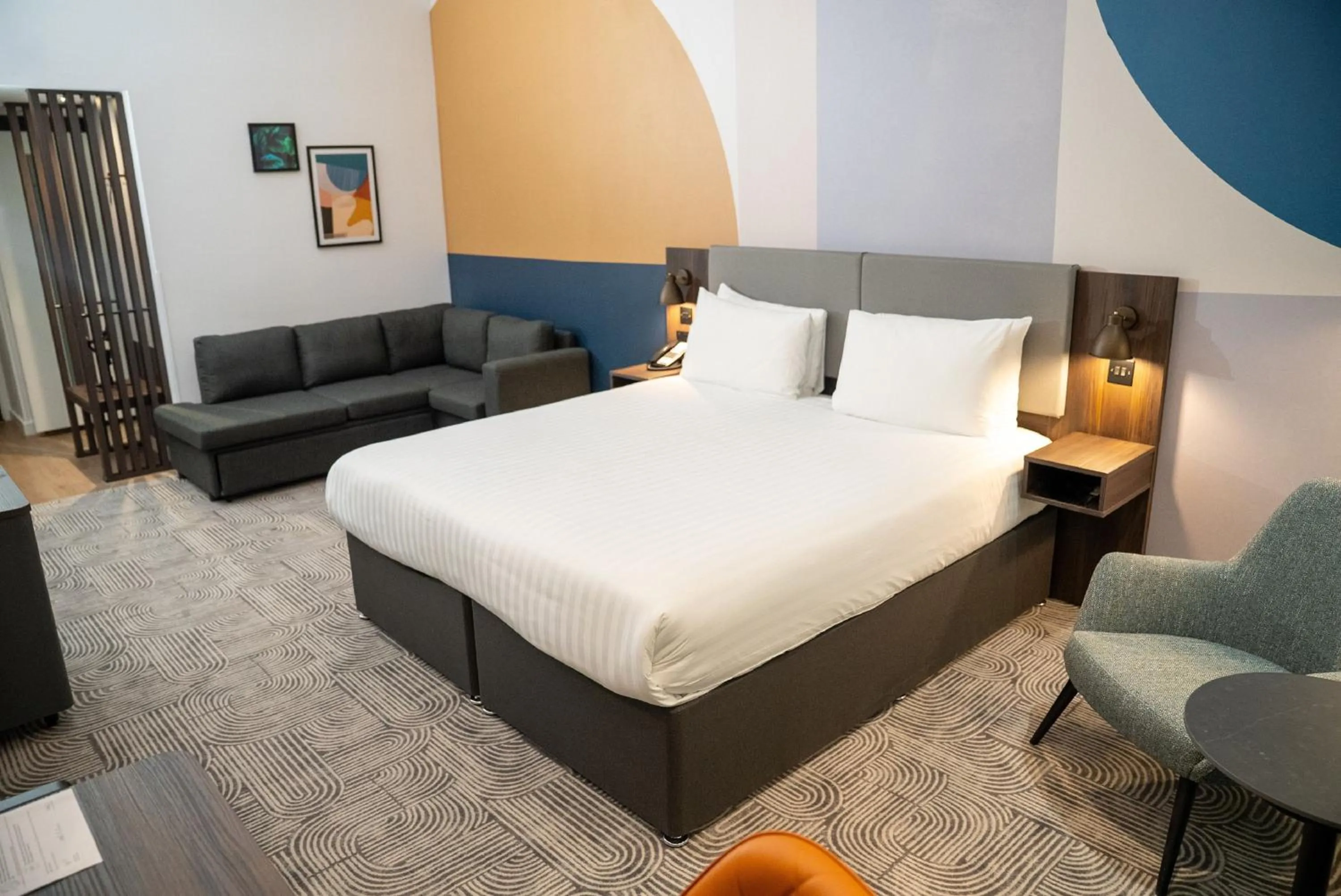 Photo of the whole room, Bed in Holiday Inn London - Whitechapel by IHG