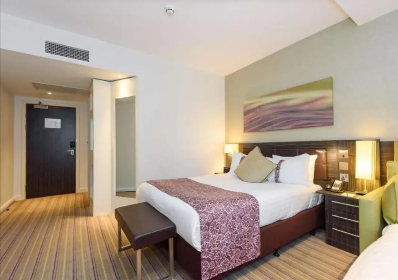 Standard Double Room with Single Sofa Bed in Holiday Inn London - Whitechapel by IHG Standard Double Room with Single Sofa Bed in Holiday Inn London - Whitechapel by IHG