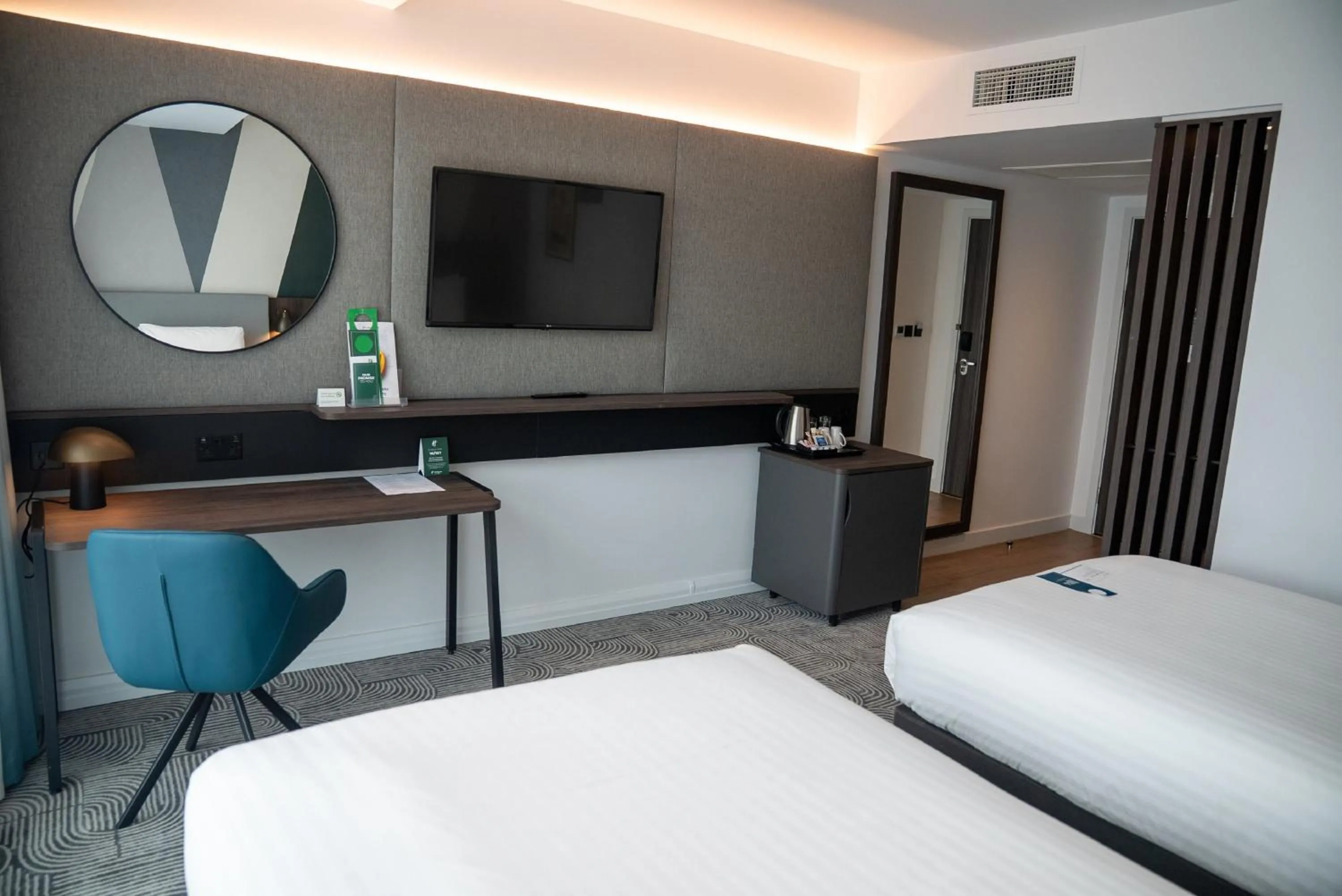 Photo of the whole room, Bed in Holiday Inn London - Whitechapel by IHG
