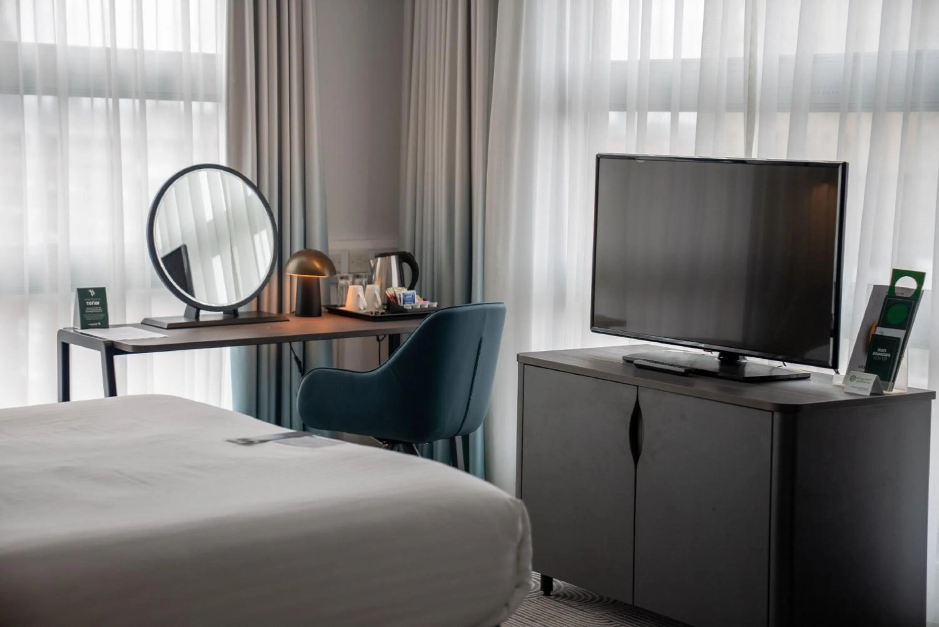 Photo of the whole room, Bed in Holiday Inn London - Whitechapel by IHG