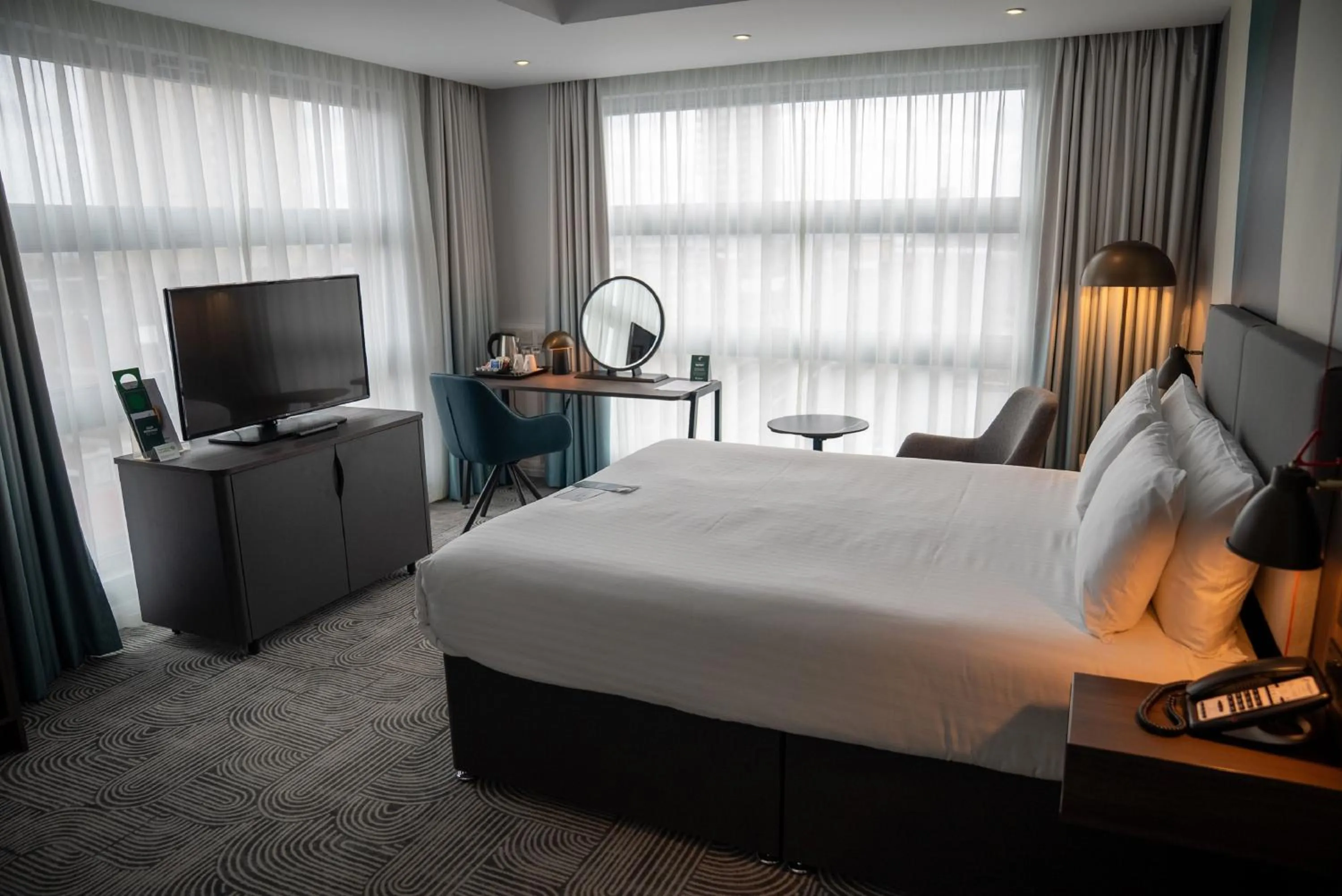 Photo of the whole room, Bed in Holiday Inn London - Whitechapel by IHG