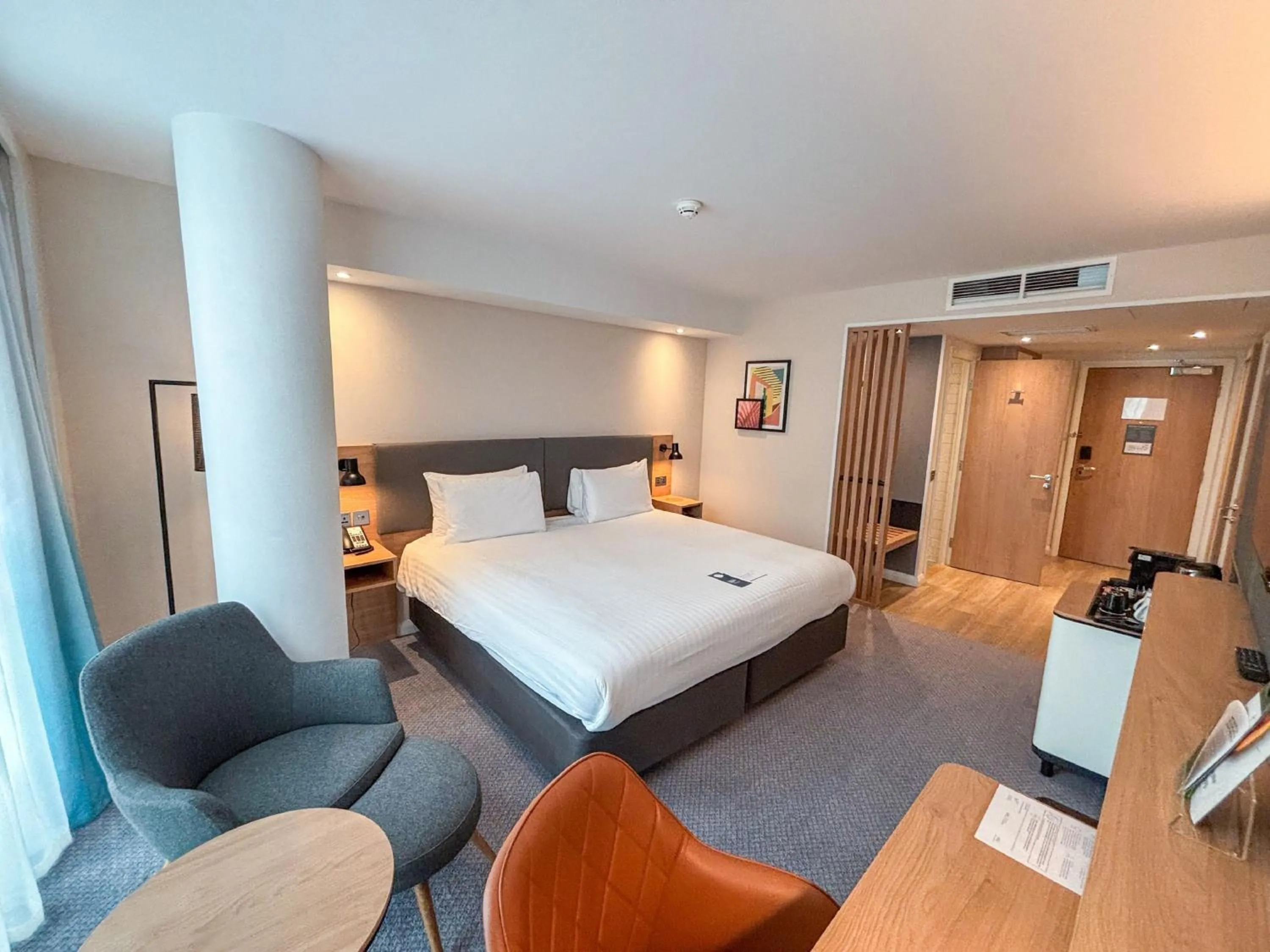Photo of the whole room, Bed in Holiday Inn London - Whitechapel by IHG