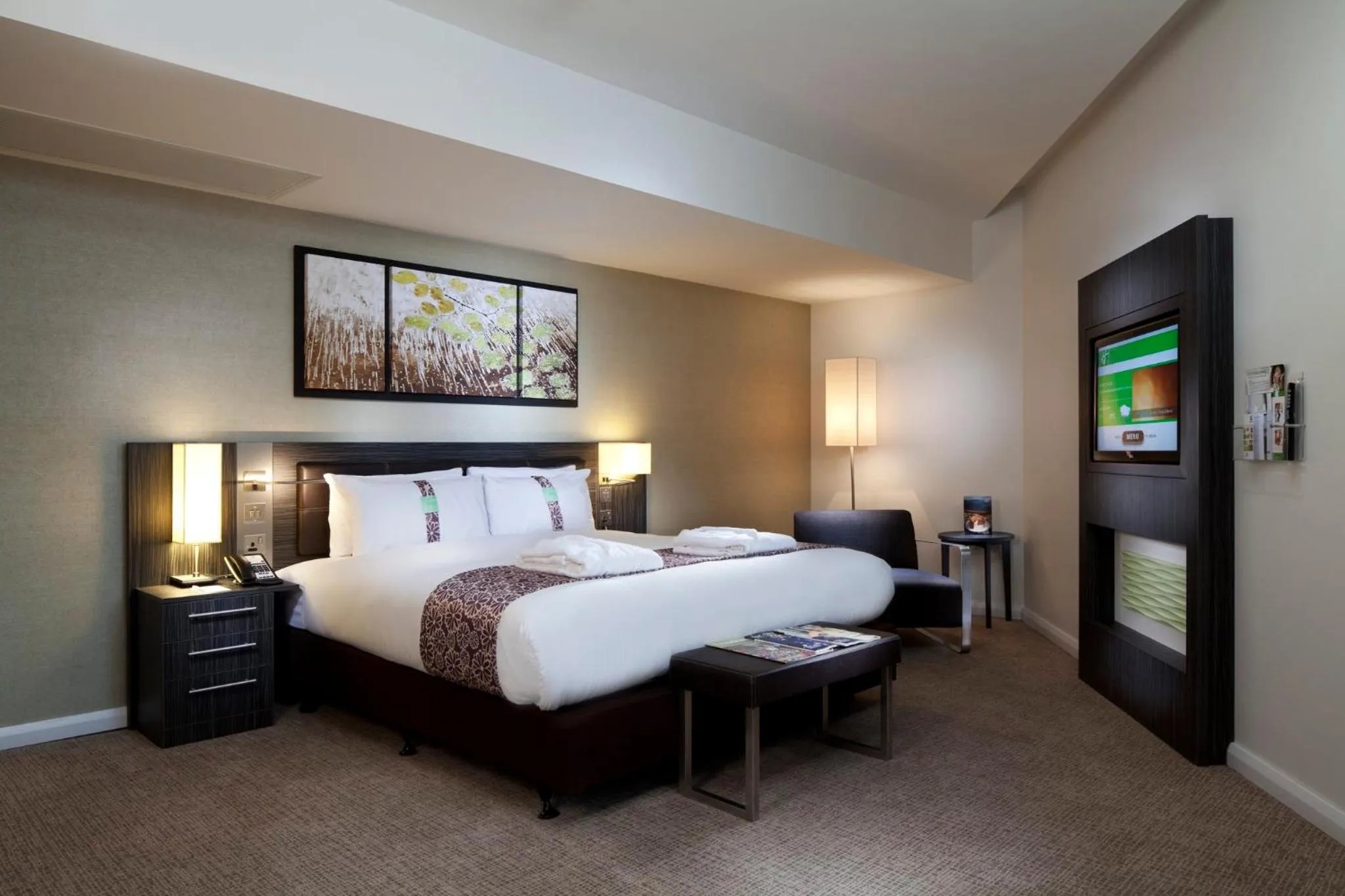 Photo of the whole room, Bed in Holiday Inn London - Whitechapel by IHG