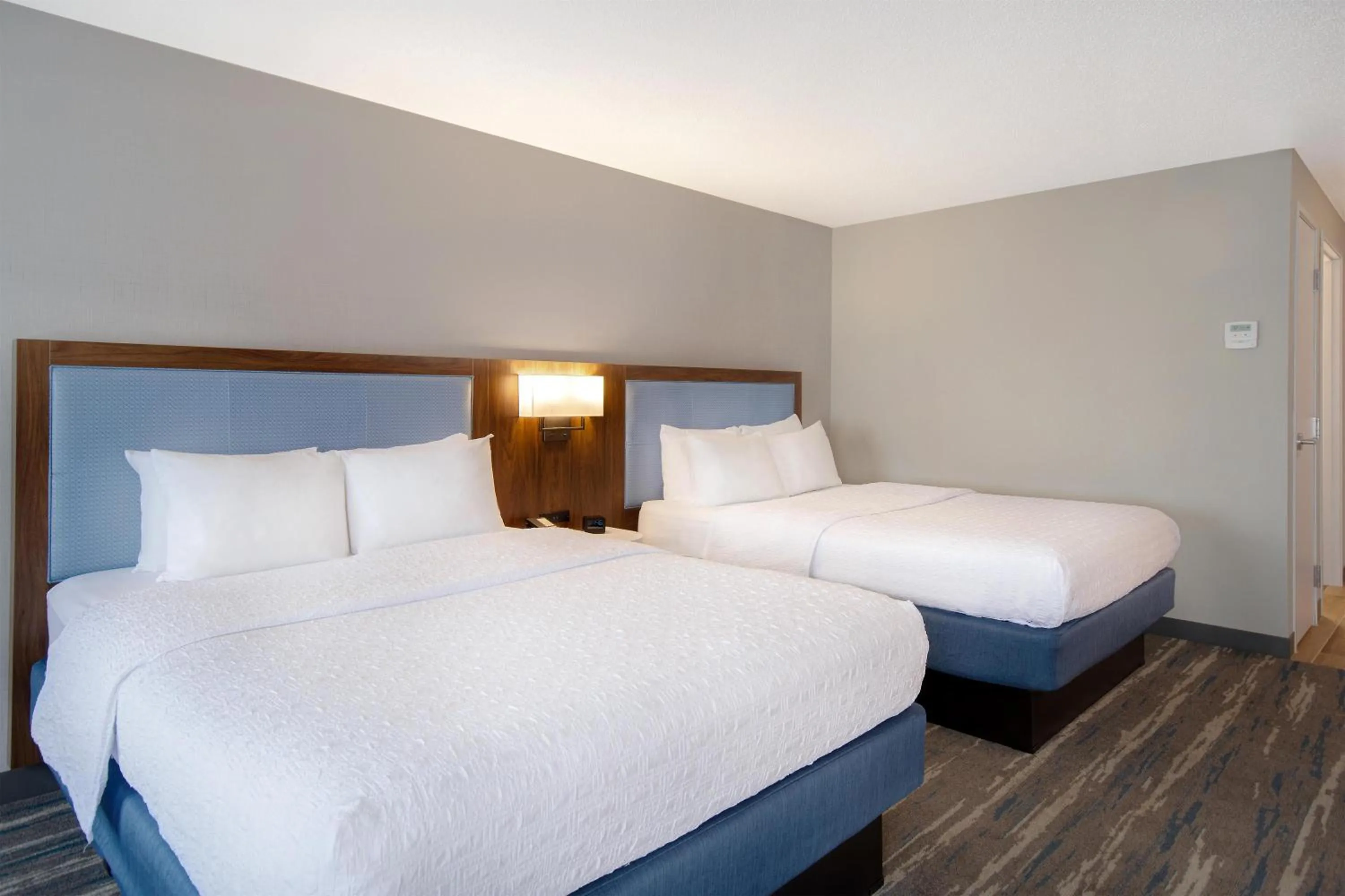 Bed in Hampton Inn & Suites Dayton-Vandalia