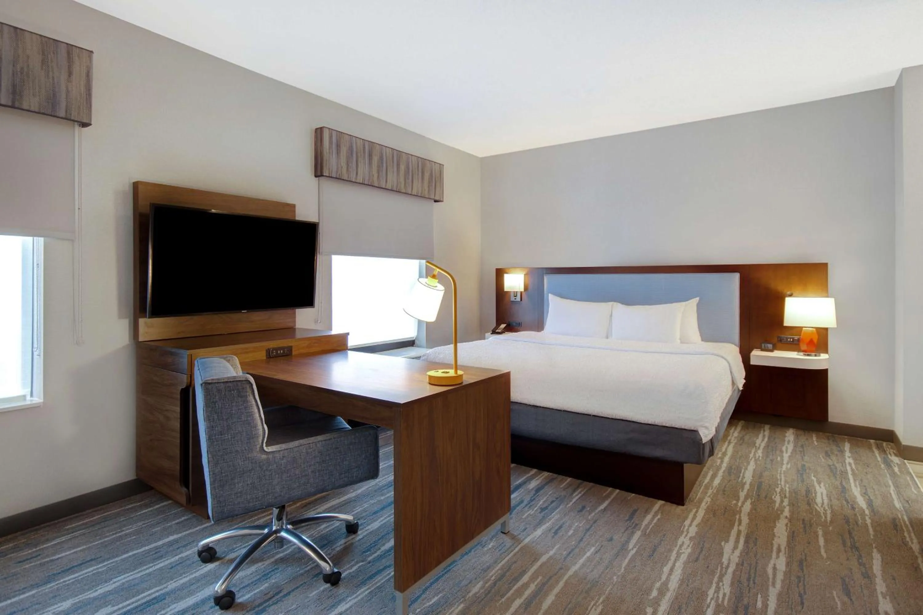 Bed in Hampton Inn & Suites Dayton-Vandalia