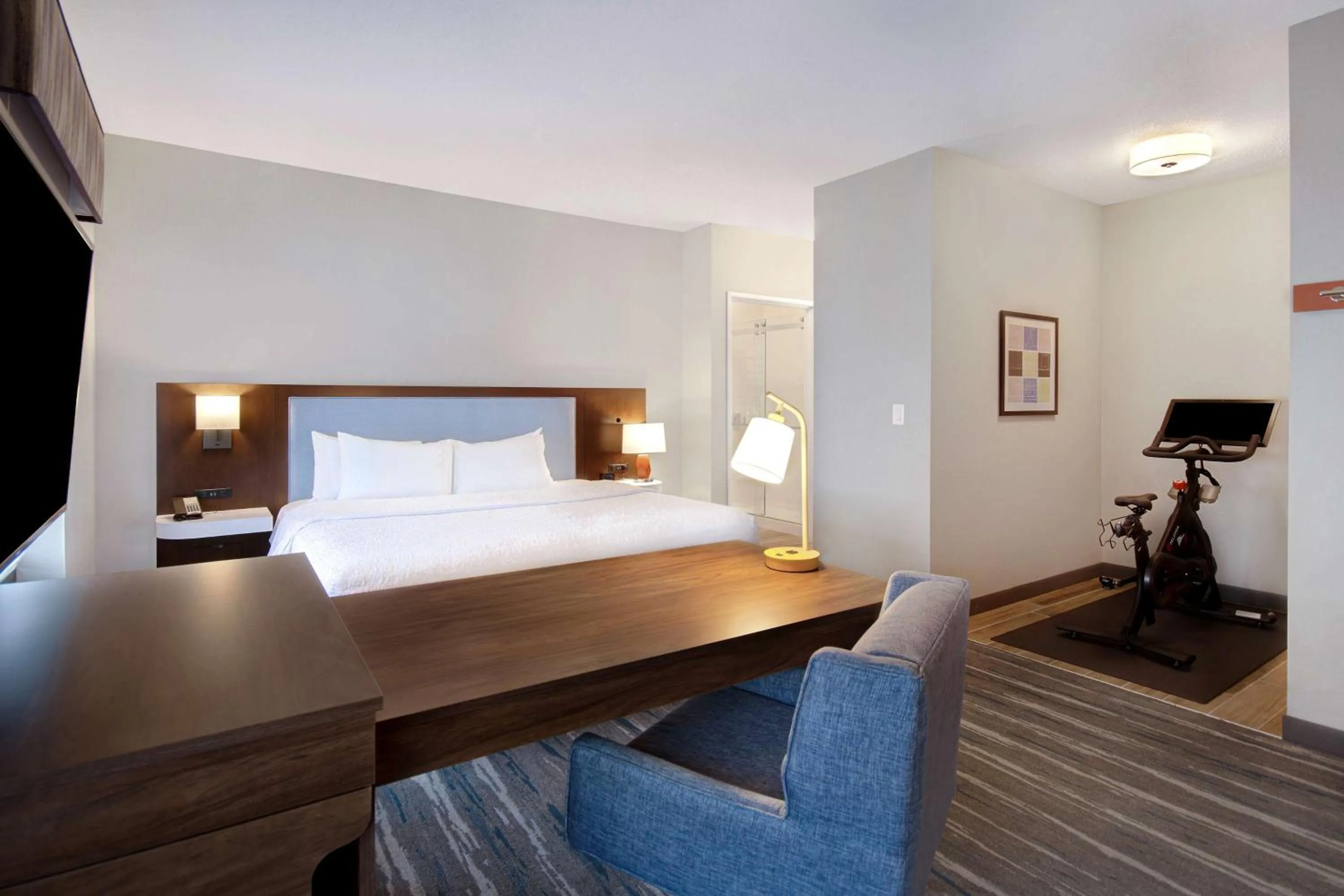 Bed in Hampton Inn & Suites Dayton-Vandalia