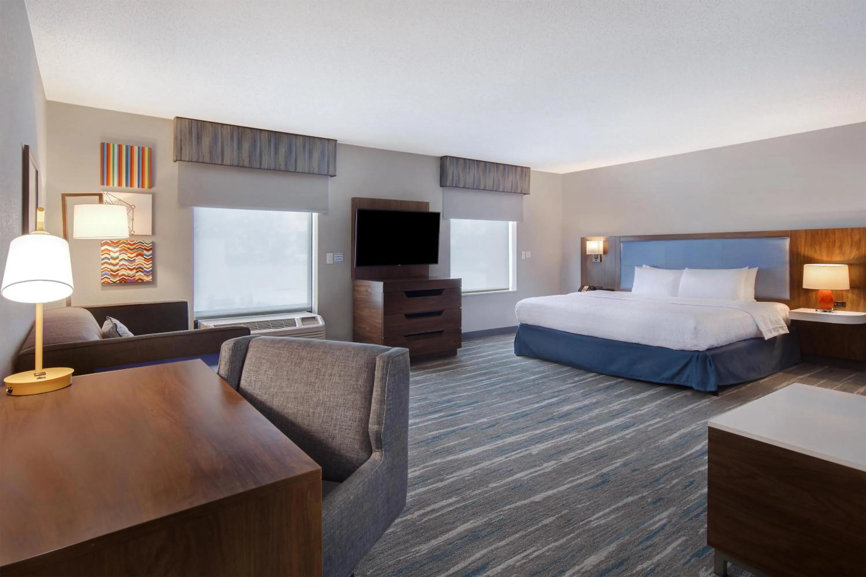 Living room, Bed in Hampton Inn & Suites Dayton-Vandalia