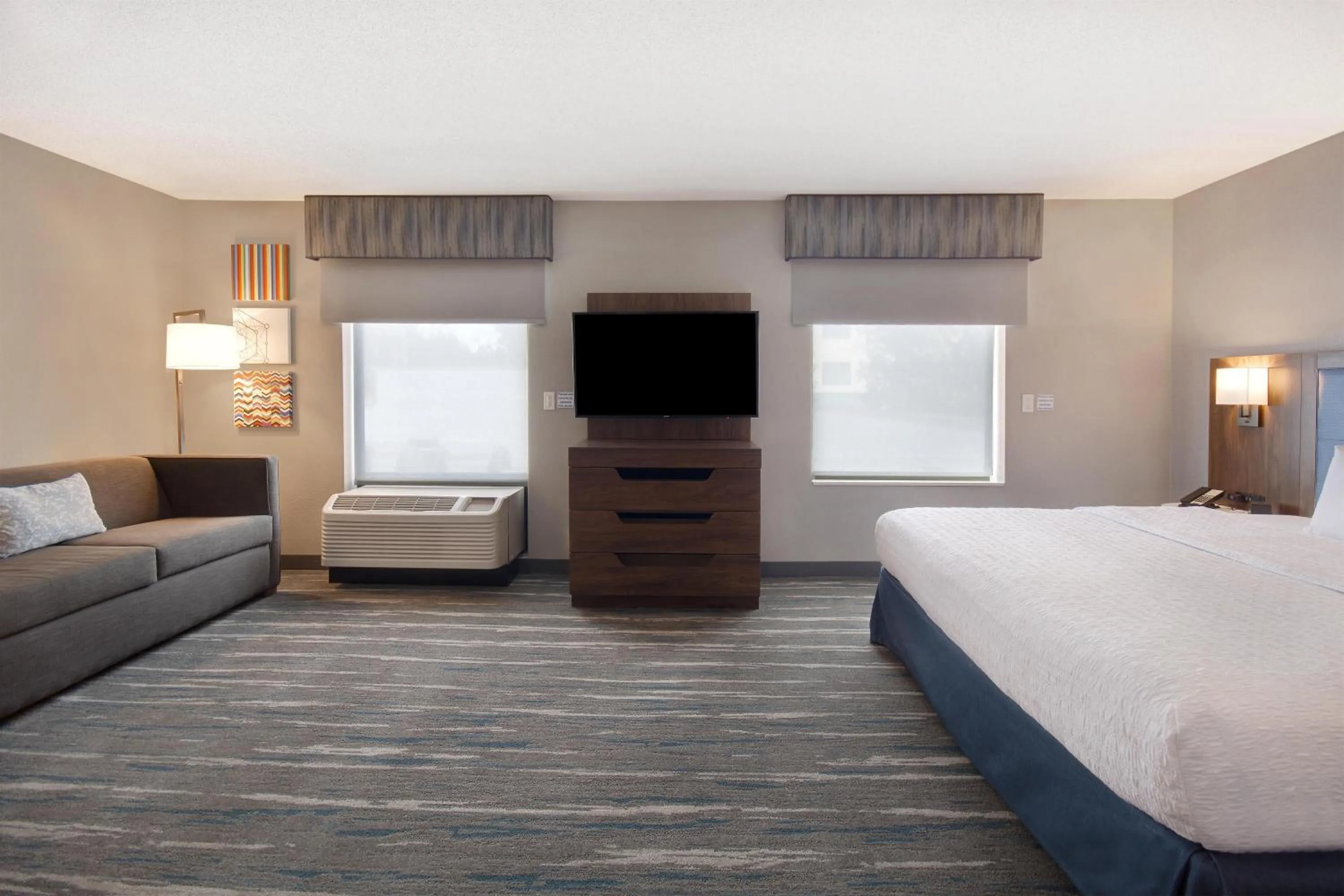 Living room, Bed in Hampton Inn & Suites Dayton-Vandalia