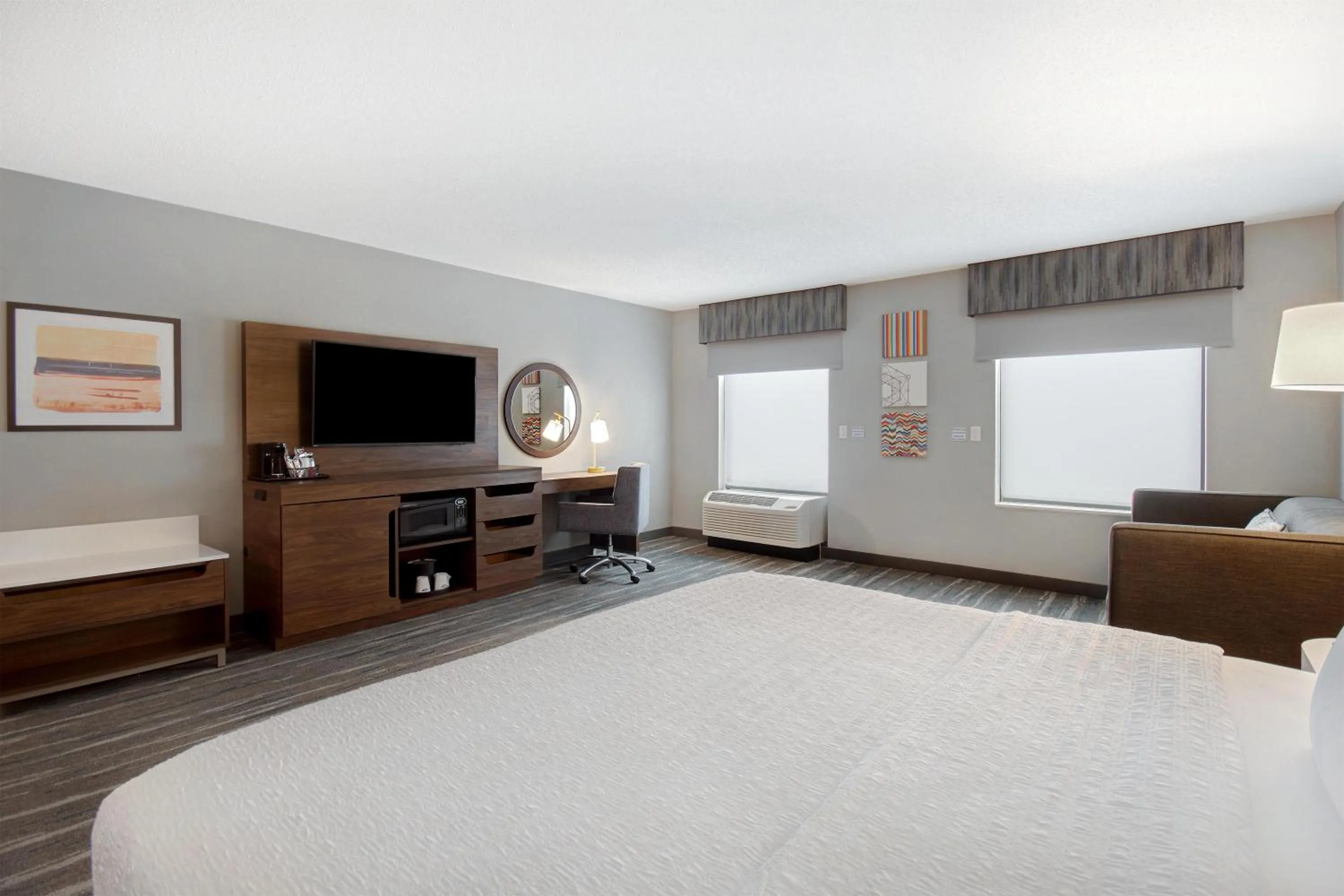 Bed in Hampton Inn & Suites Dayton-Vandalia