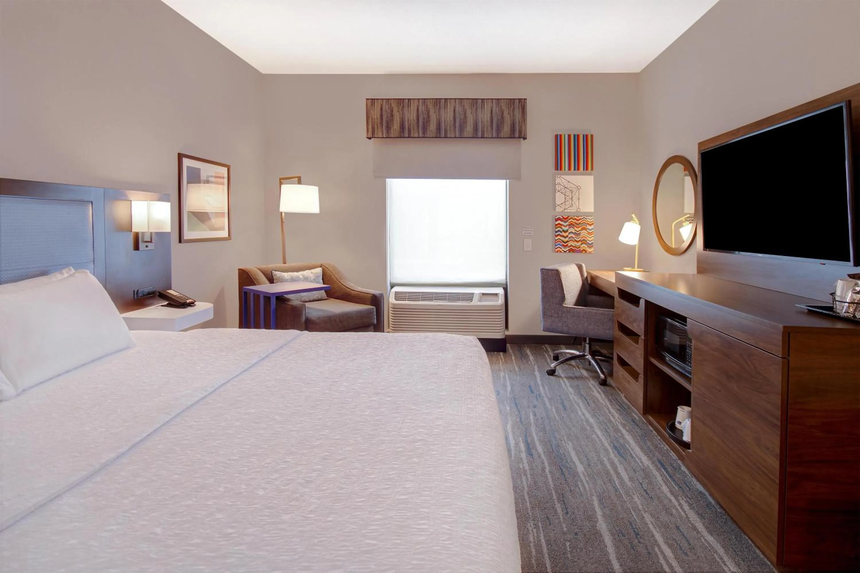 Bed in Hampton Inn & Suites Dayton-Vandalia