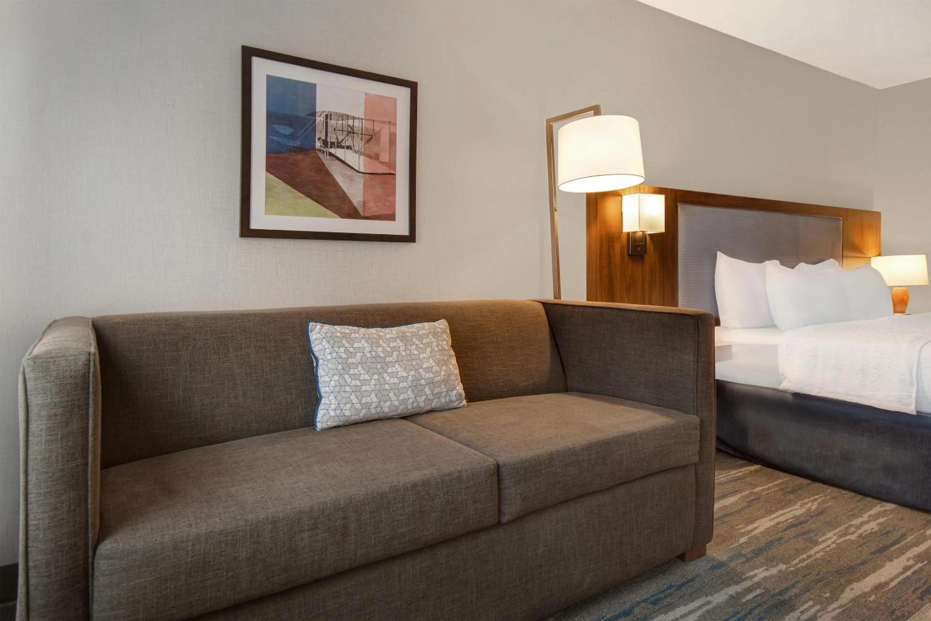 Living room, Bed in Hampton Inn & Suites Dayton-Vandalia