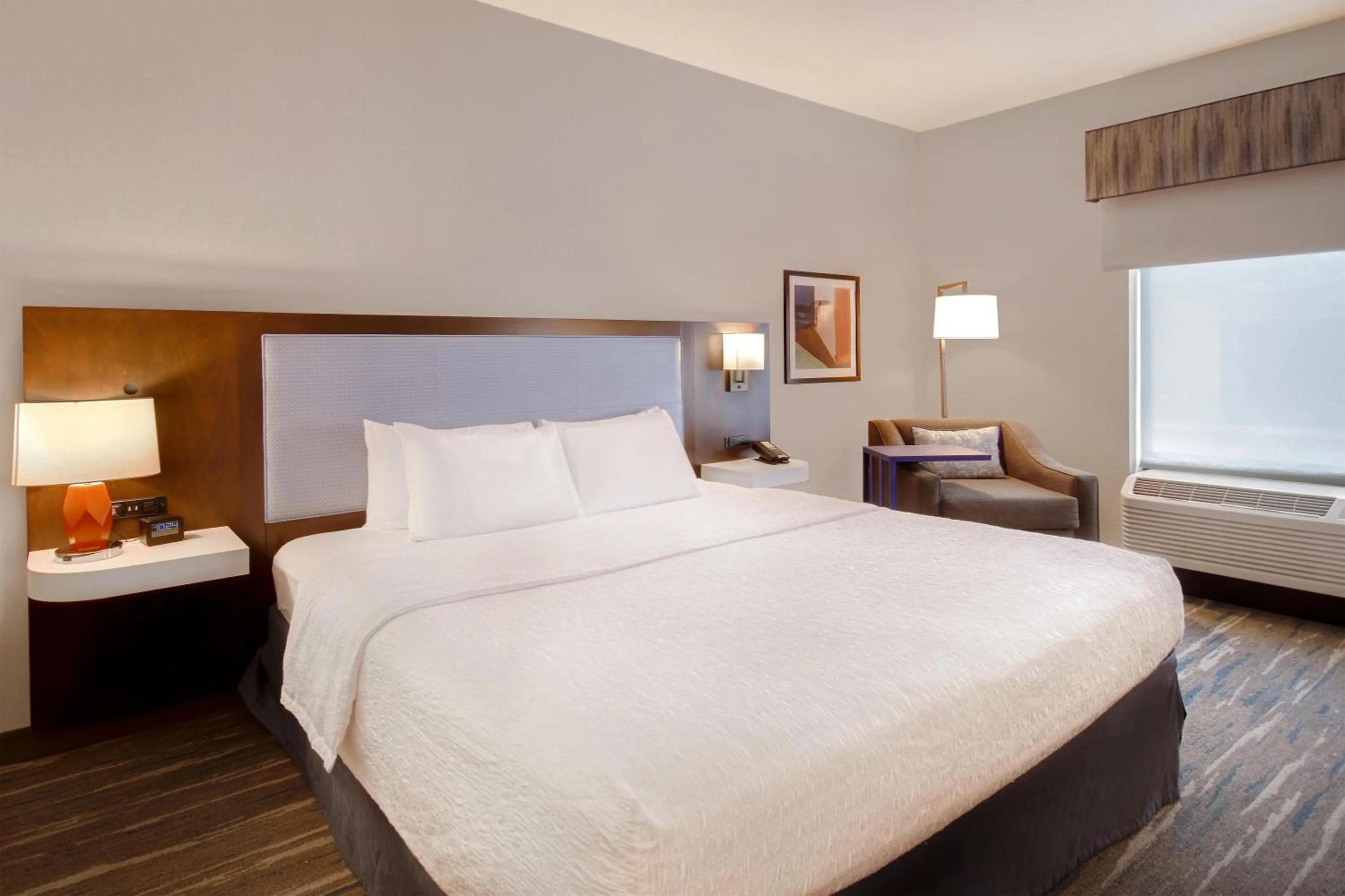 Bed in Hampton Inn & Suites Dayton-Vandalia