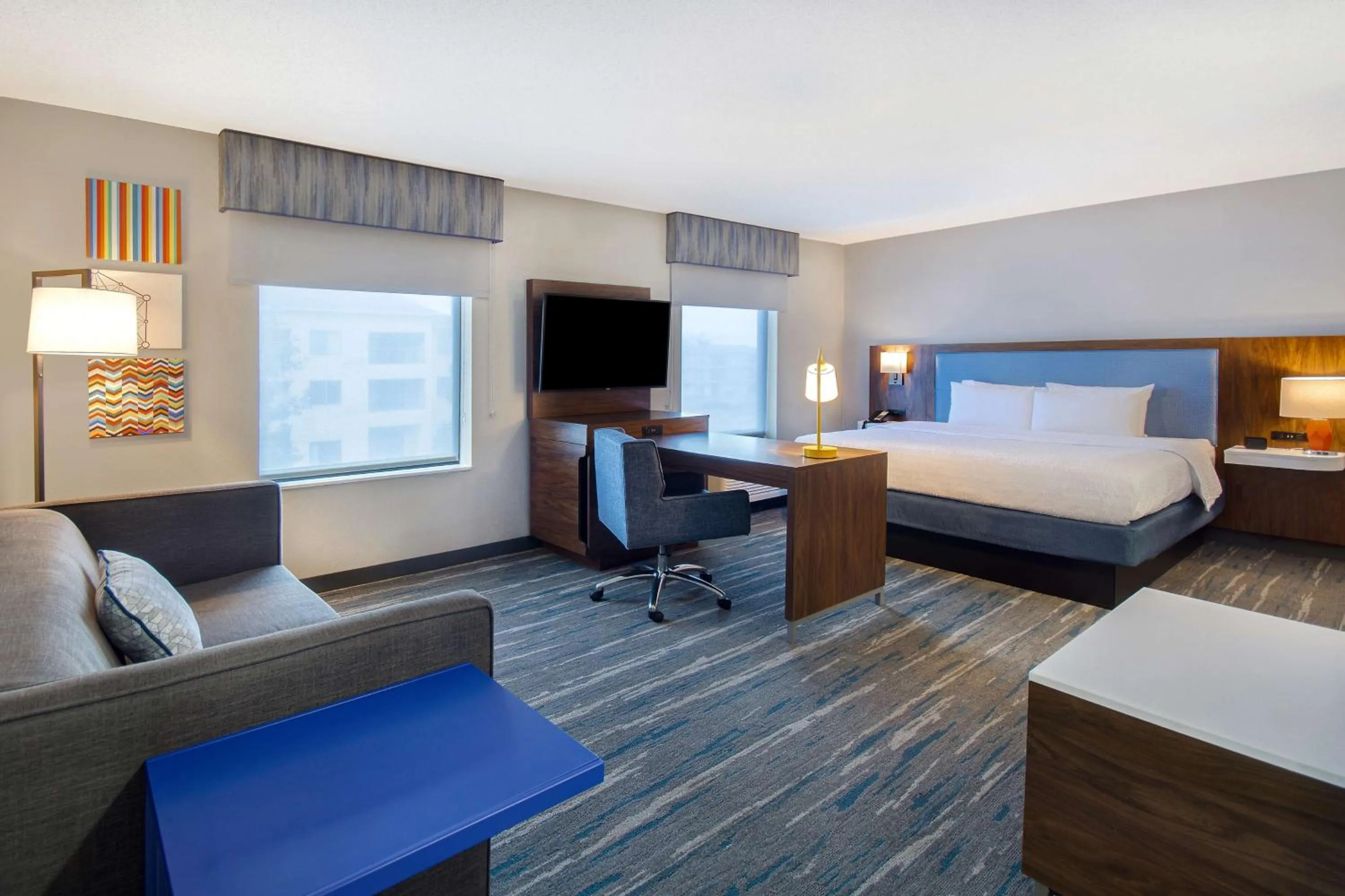 Living room, Bed in Hampton Inn & Suites Dayton-Vandalia