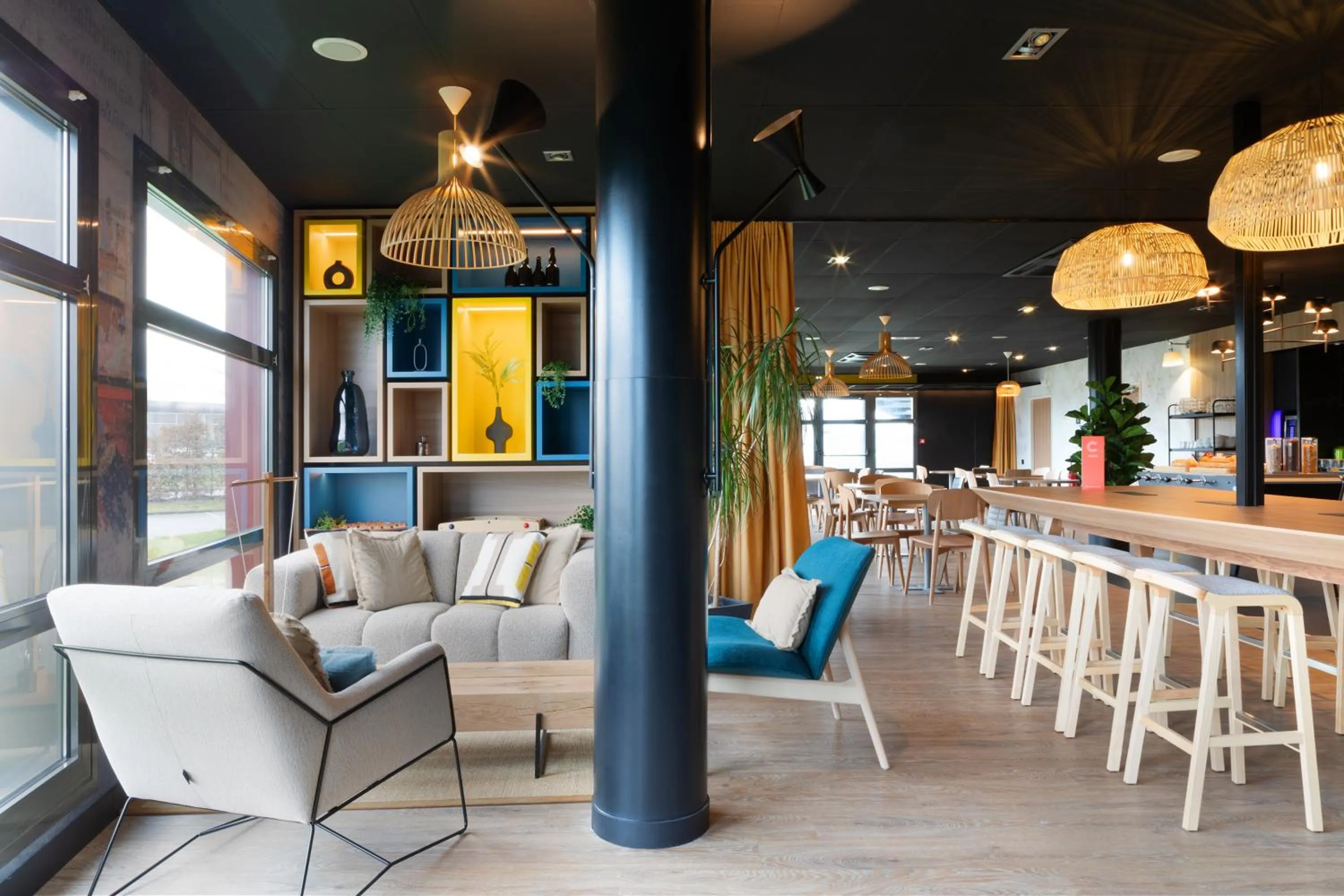 Seating area in ibis Douai Dechy