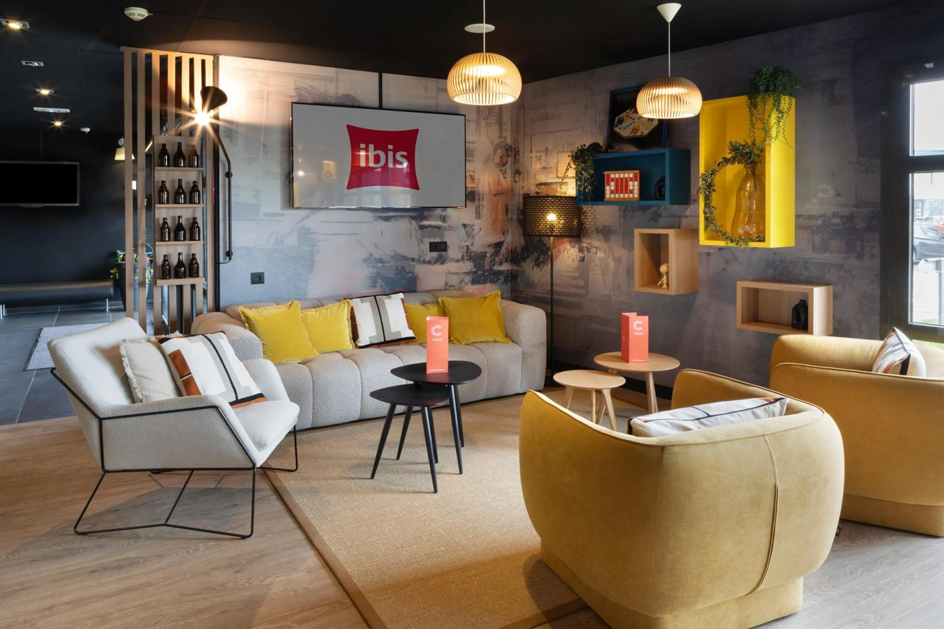 Seating area in ibis Douai Dechy