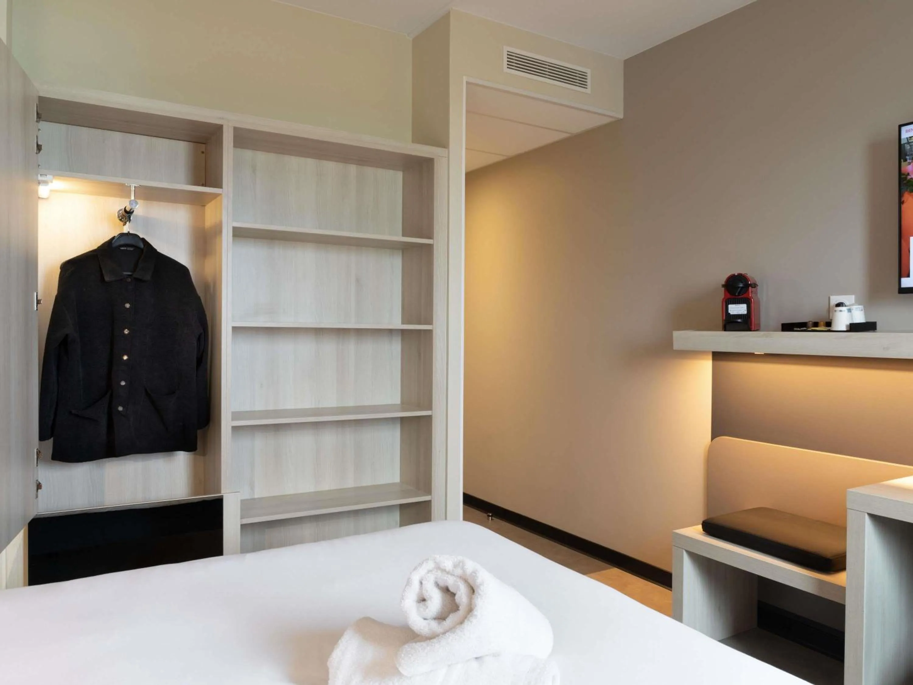 Bedroom, Bed in ibis Douai Dechy