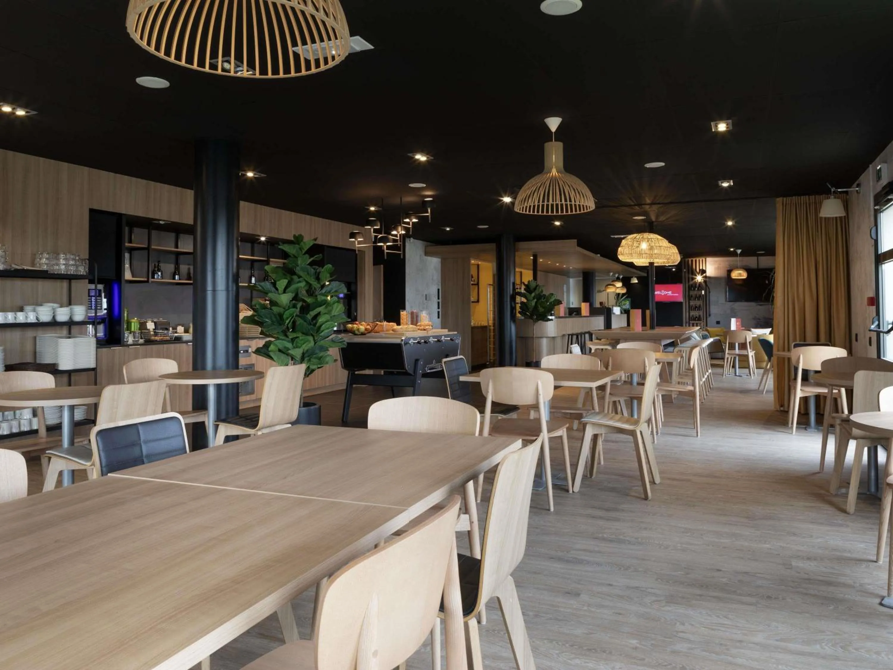 Lounge or bar in ibis Douai Dechy