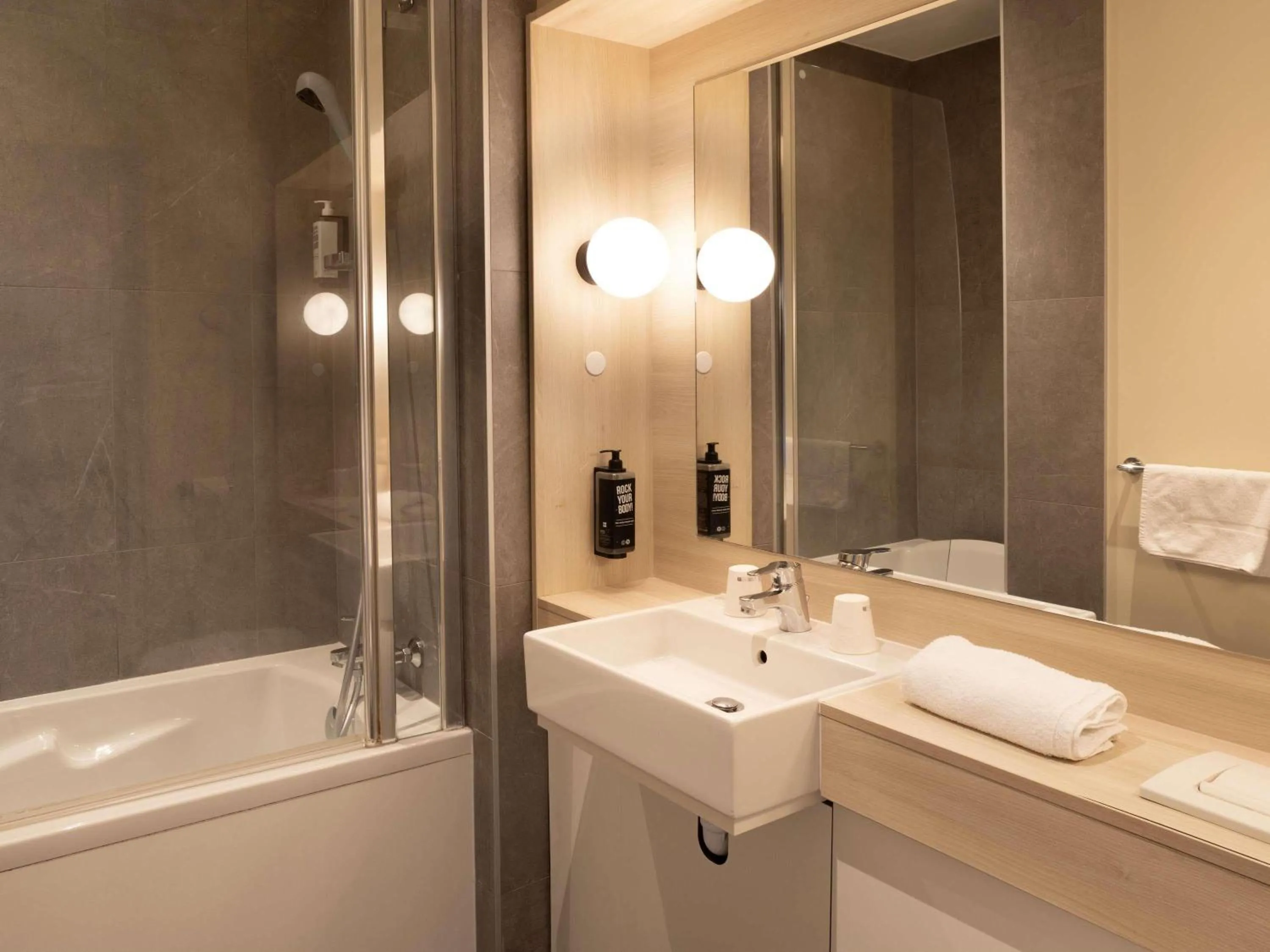 Bedroom in ibis Douai Dechy