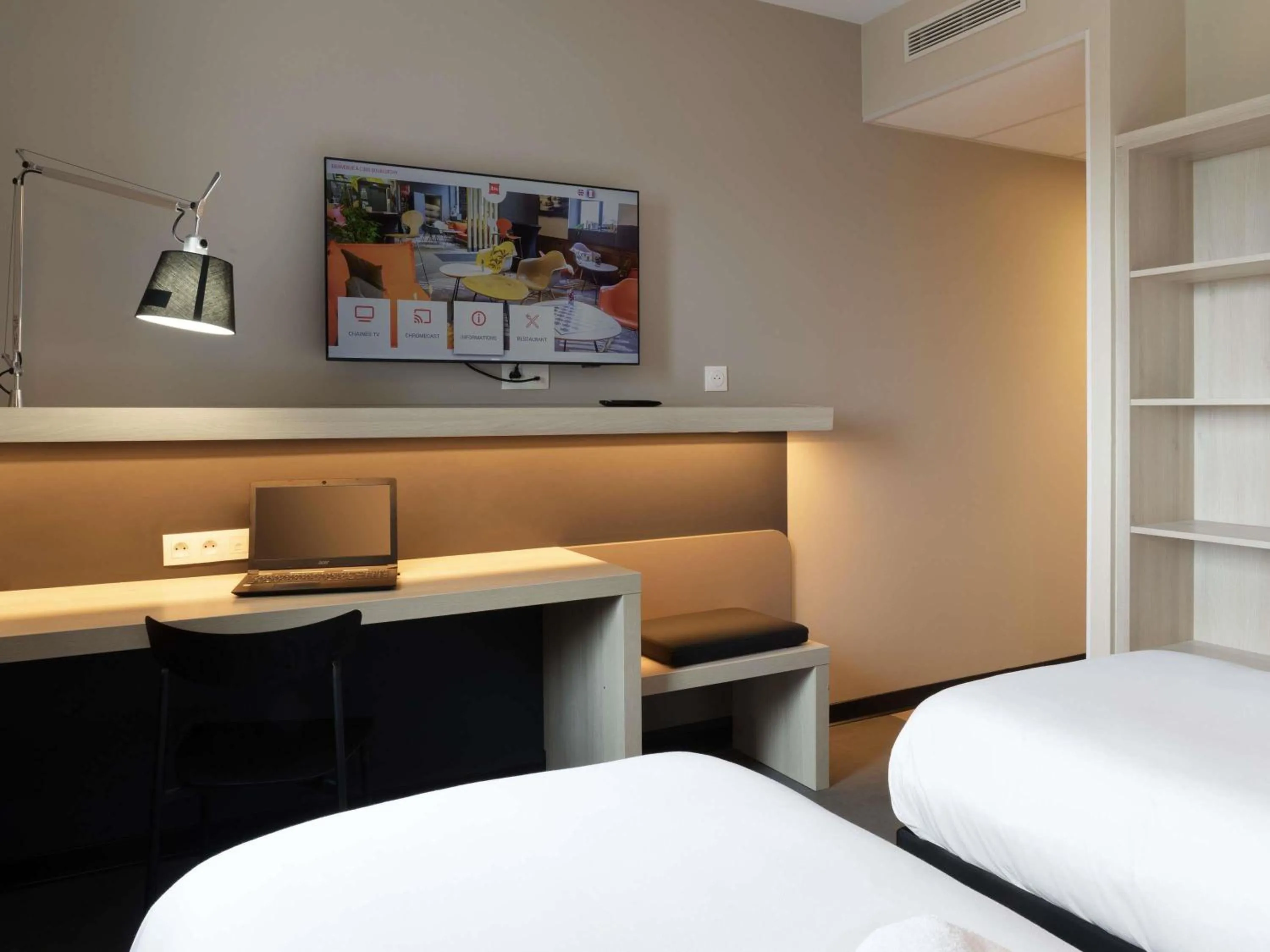 Bedroom, Bed in ibis Douai Dechy