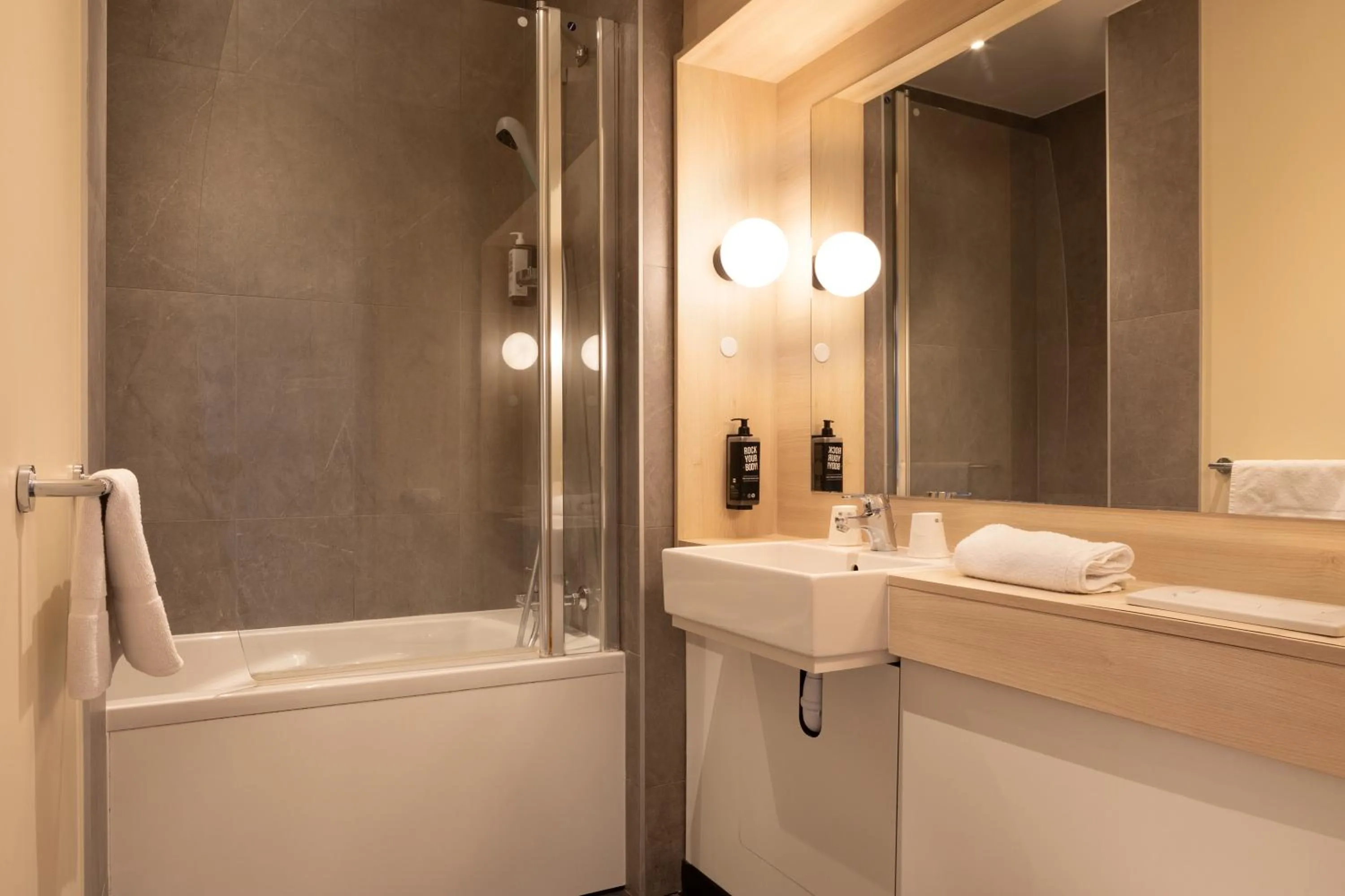 Bathroom in ibis Douai Dechy