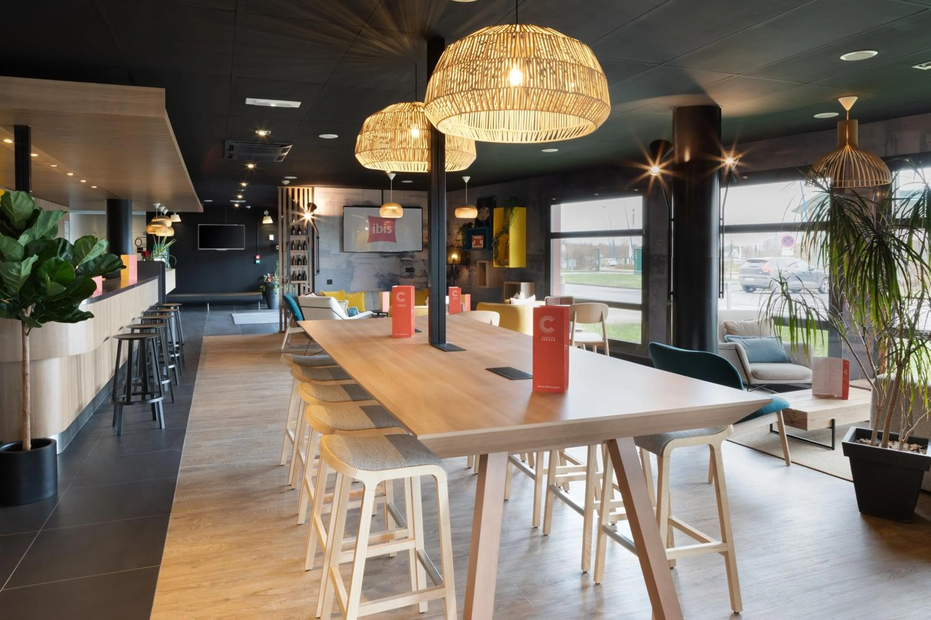 Seating area in ibis Douai Dechy