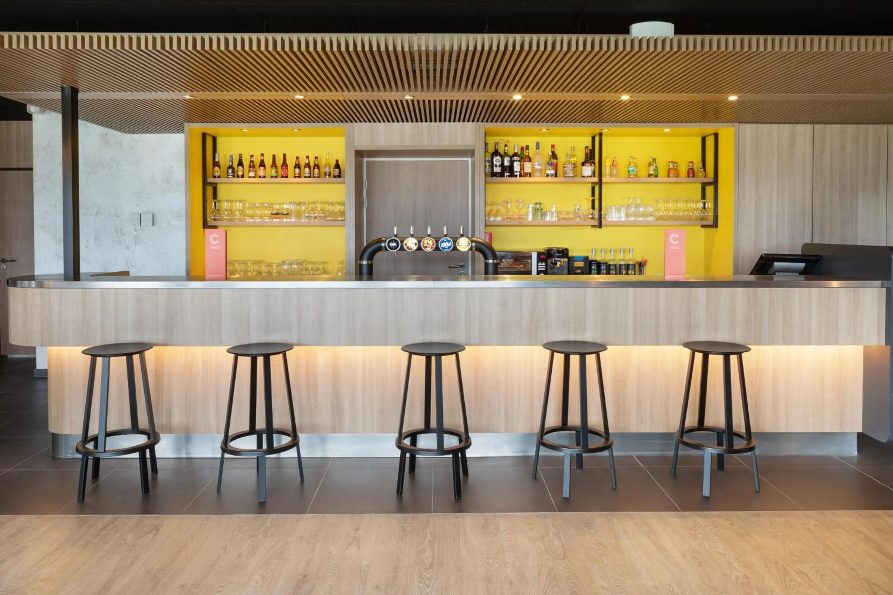 Lounge or bar in ibis Douai Dechy