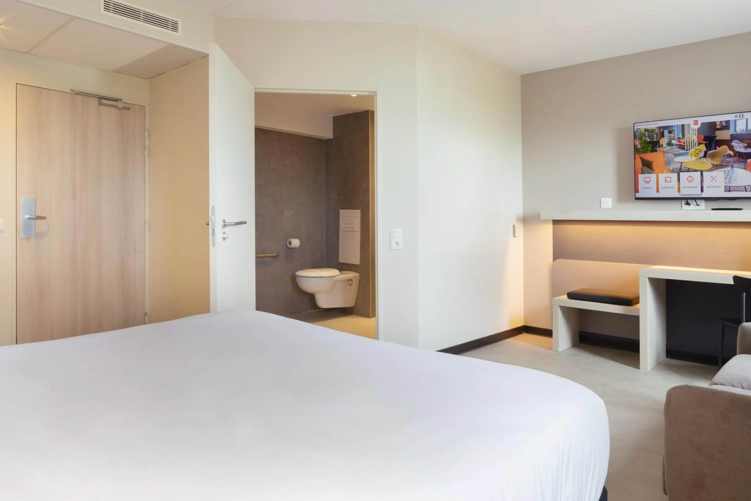 Photo of the whole room, Bed in ibis Douai Dechy