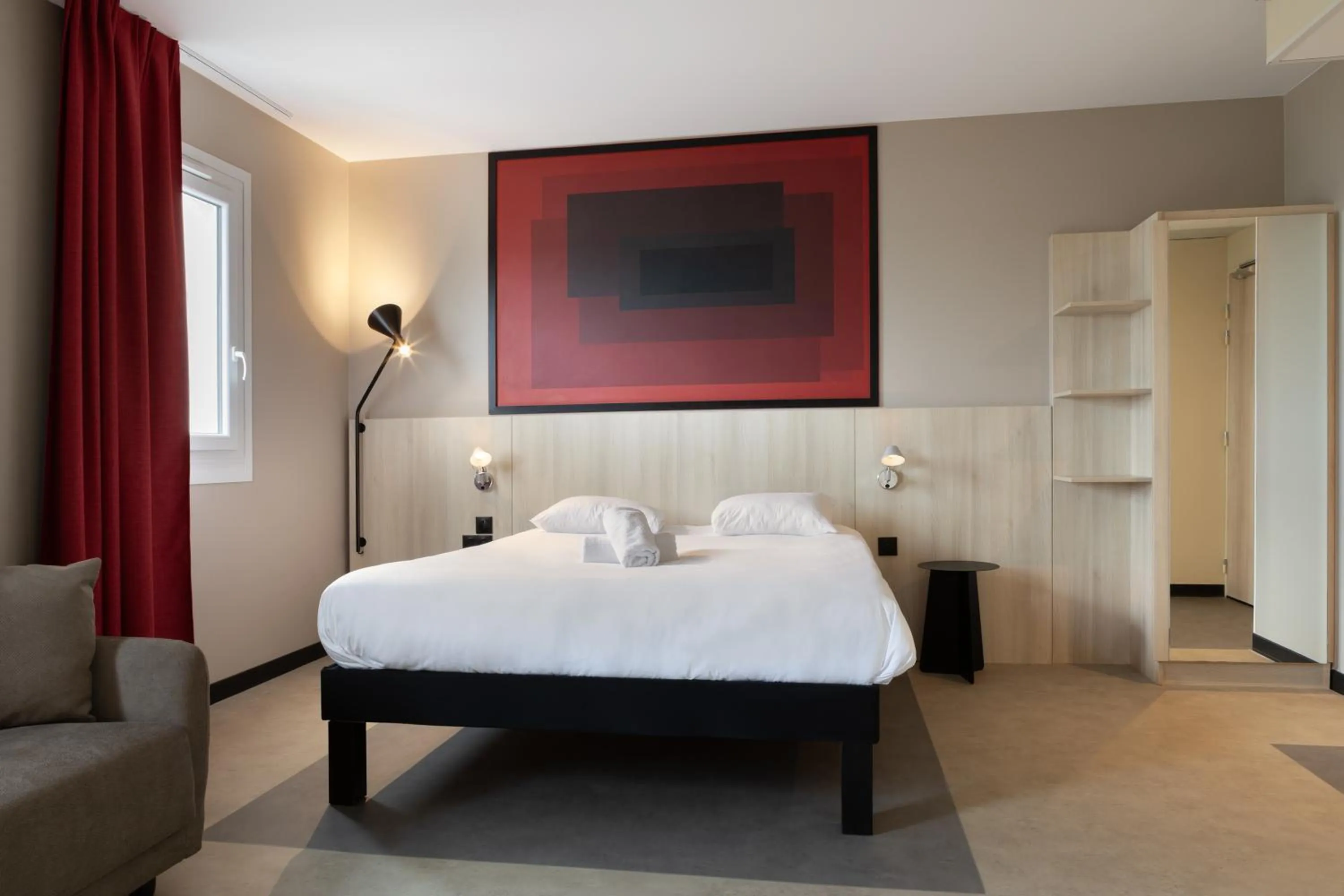 Photo of the whole room, Bed in ibis Douai Dechy