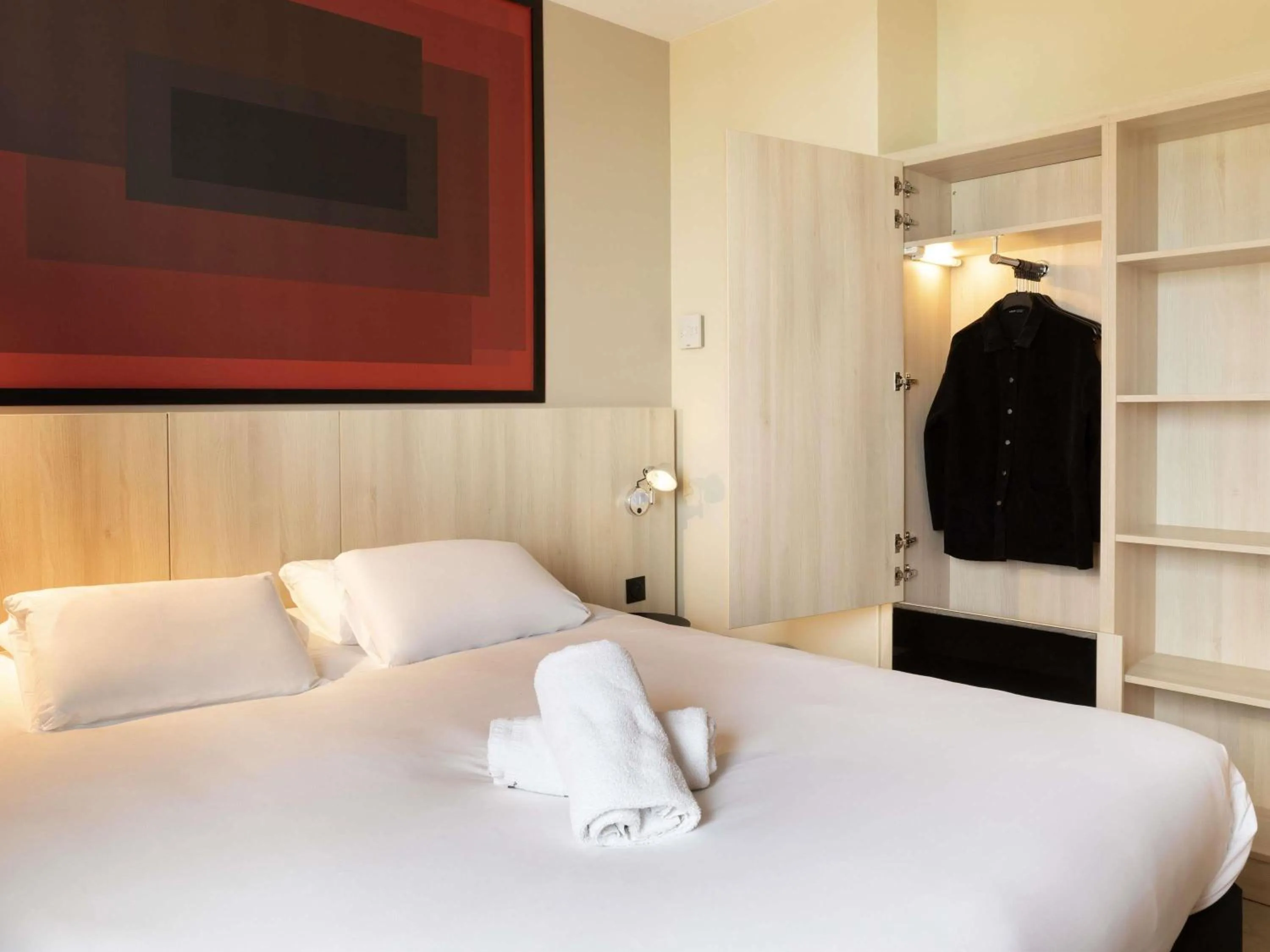 Bedroom, Bed in ibis Douai Dechy