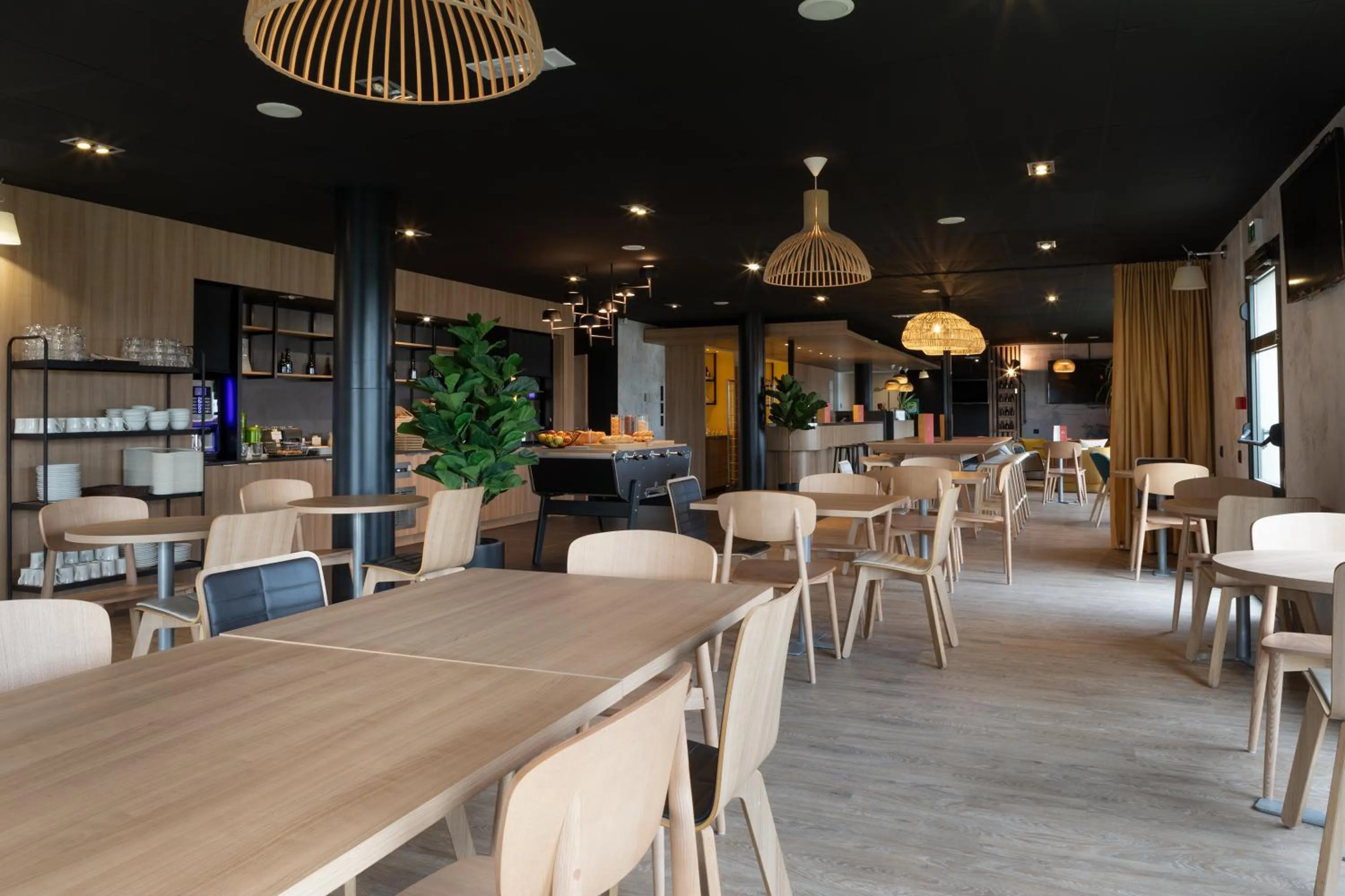 Seating area in ibis Douai Dechy