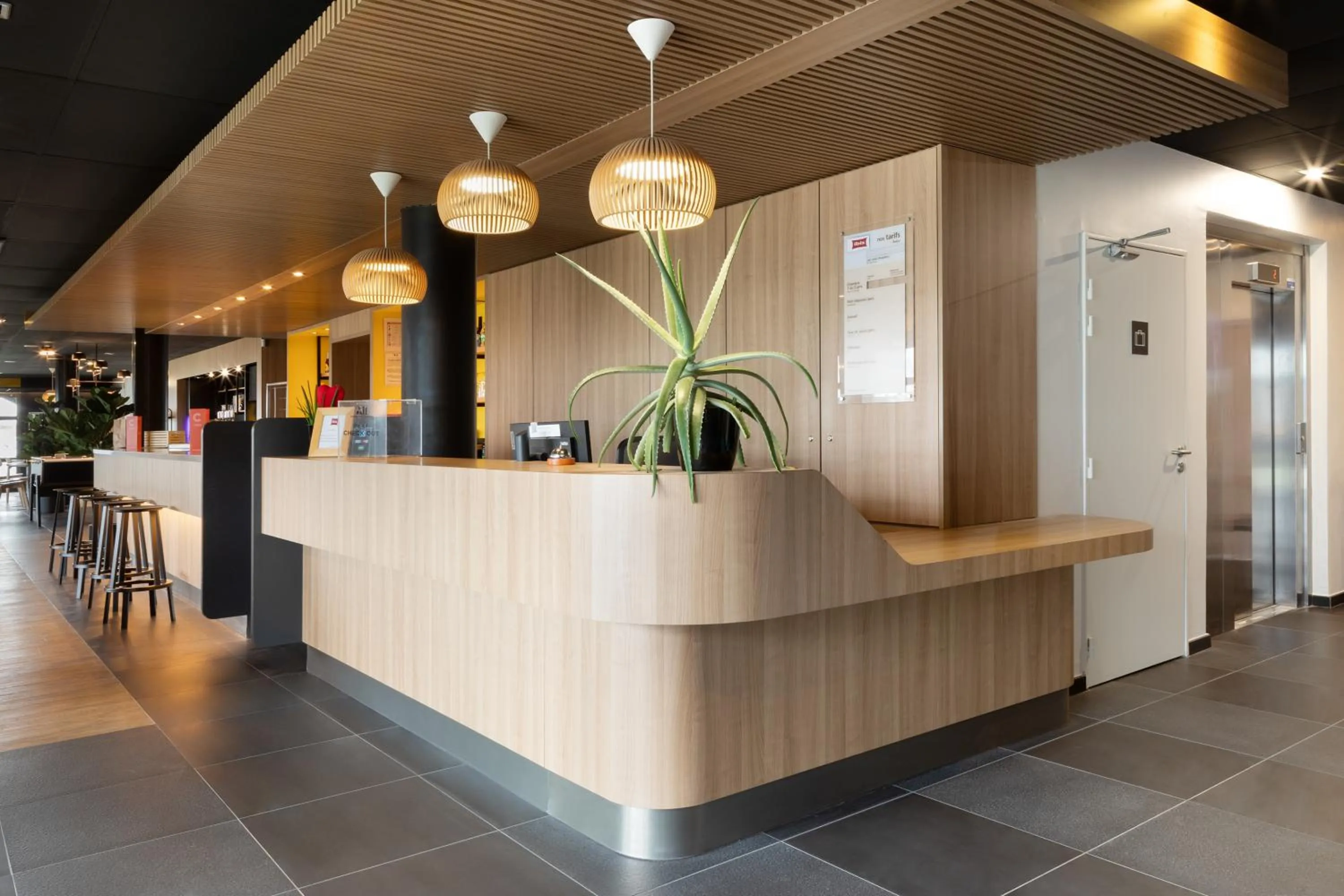 Lobby or reception in ibis Douai Dechy