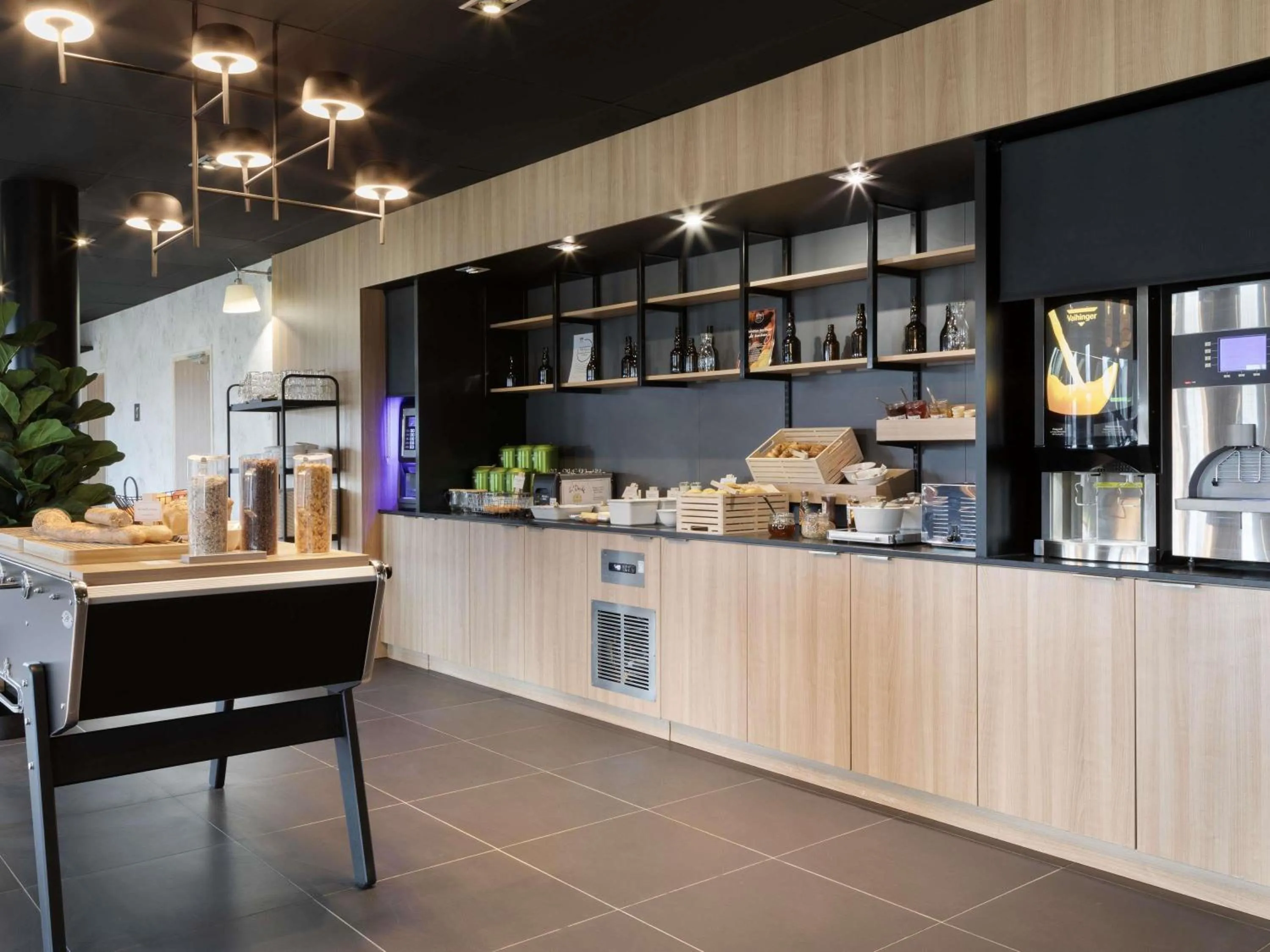 Restaurant/places to eat in ibis Douai Dechy