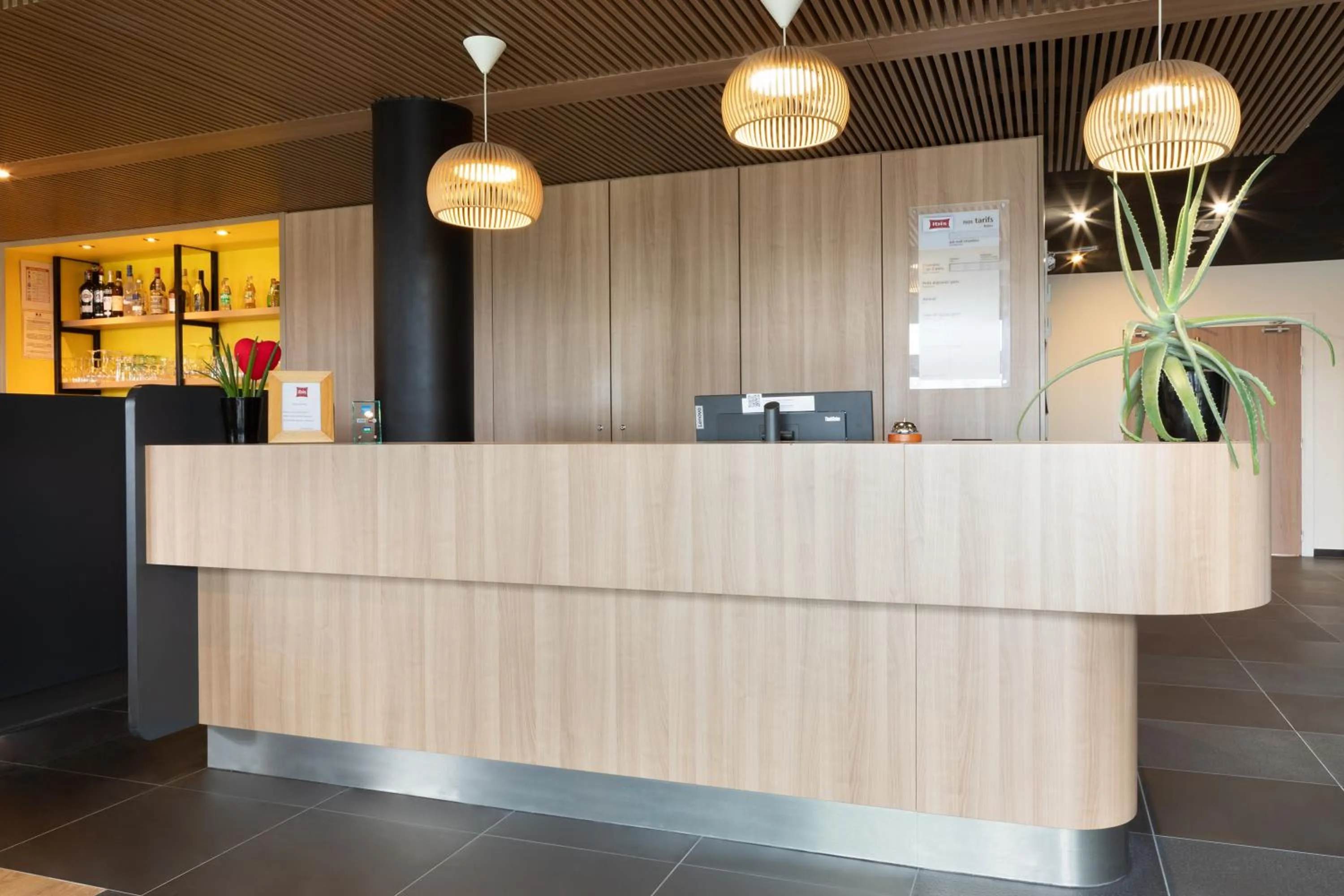 Lobby or reception in ibis Douai Dechy