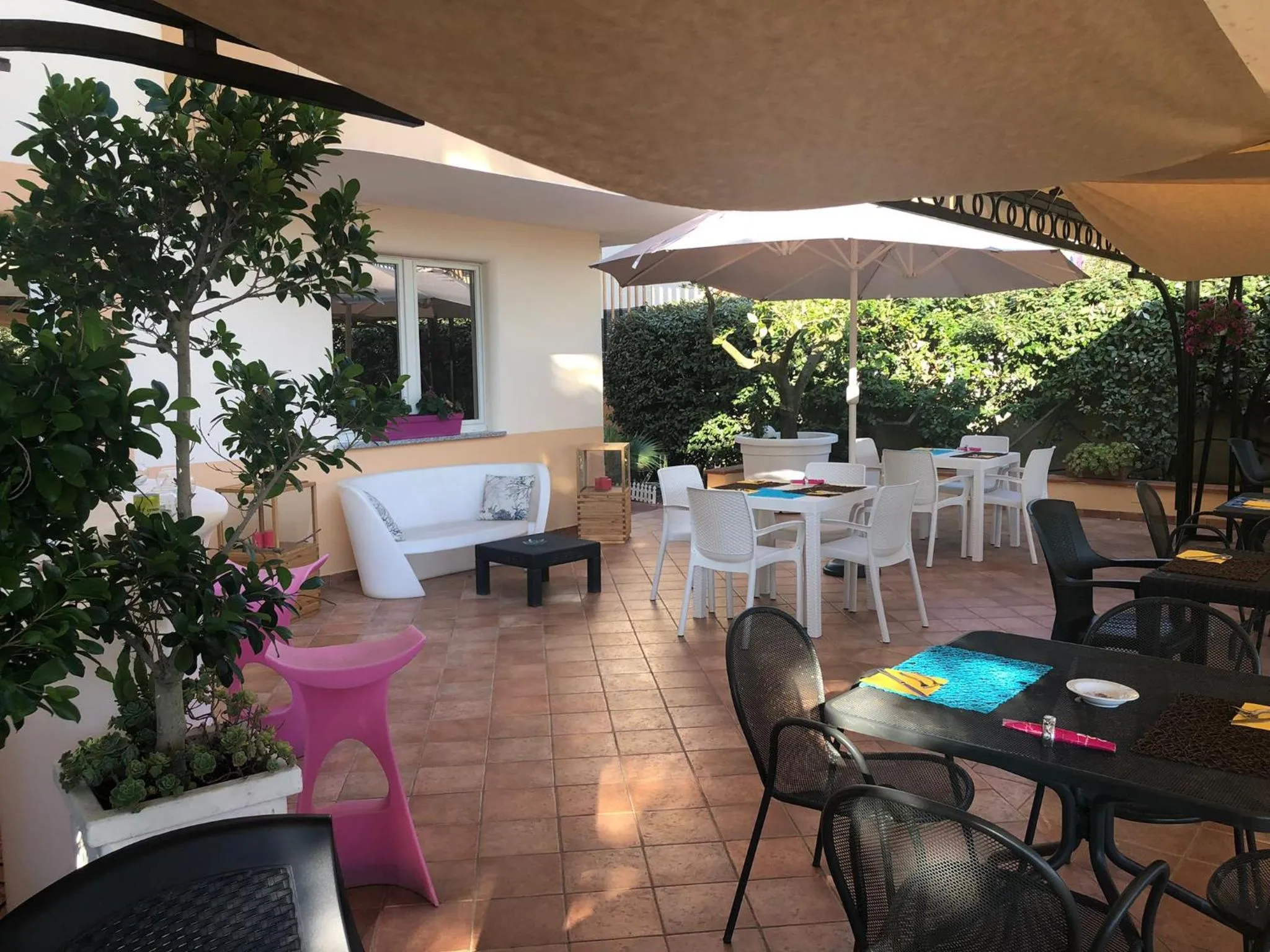 Restaurant/places to eat in Hotel La Villa
