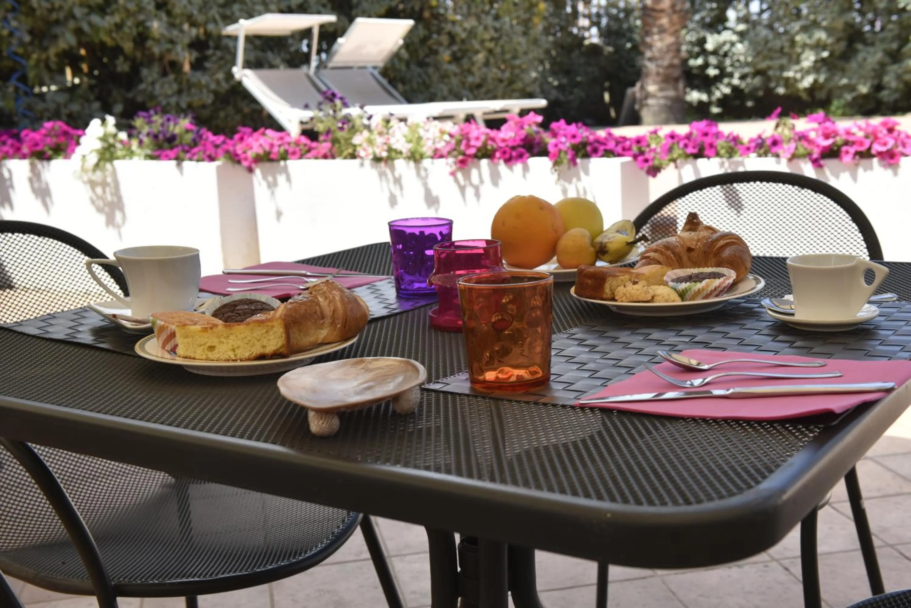 Restaurant/places to eat in Hotel La Villa