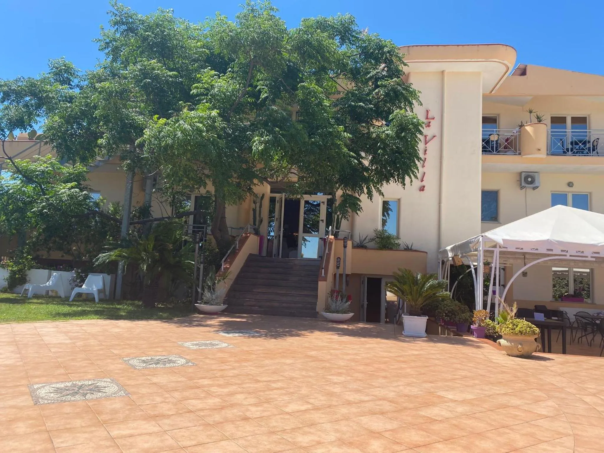 Property building in Hotel La Villa