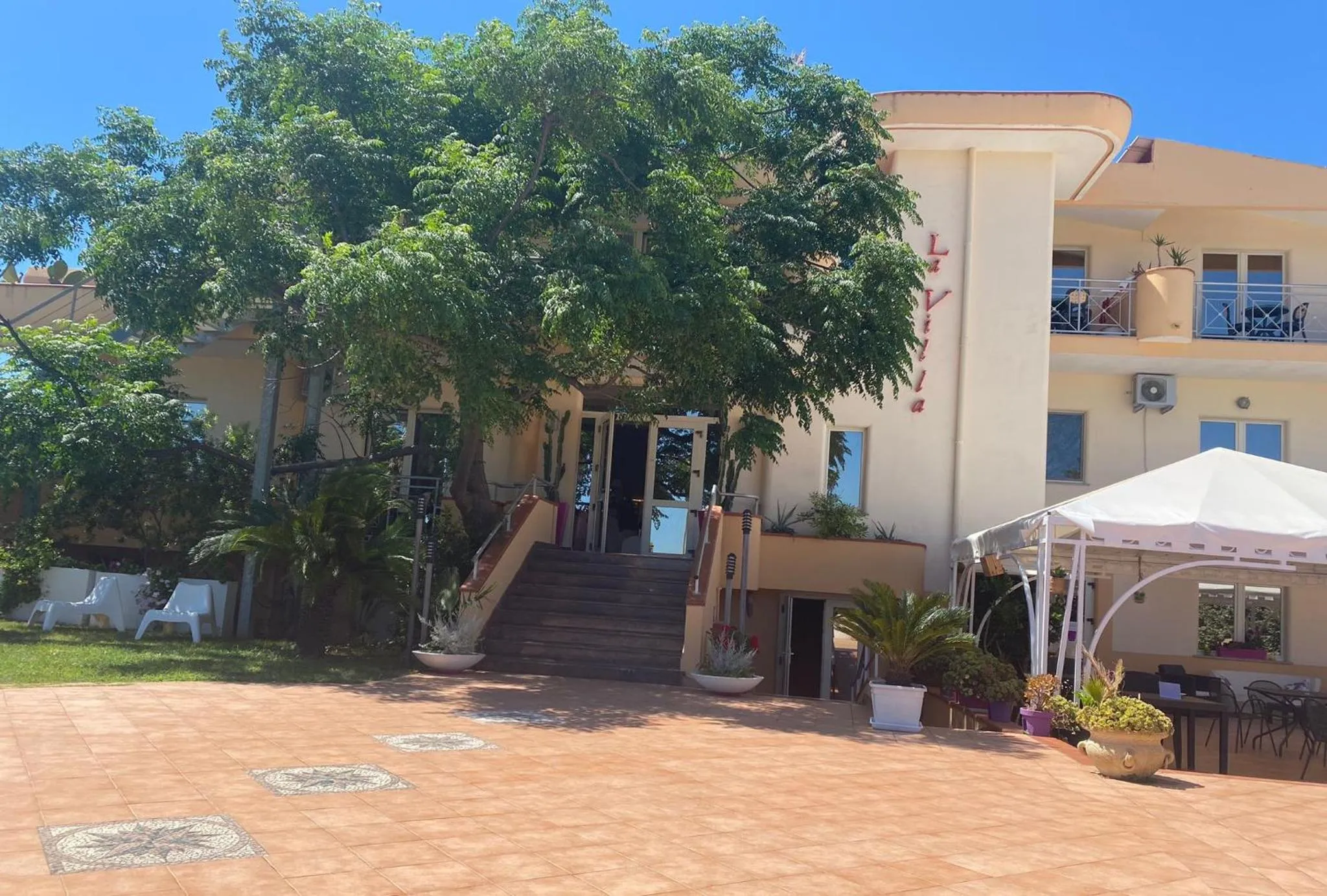 Property building in Hotel La Villa