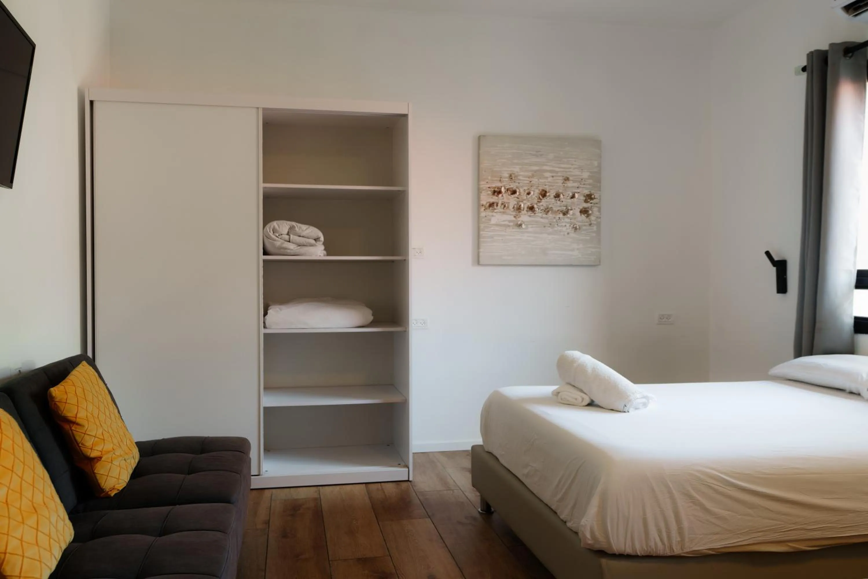 Photo of the whole room, Bed in Zimmer Garden