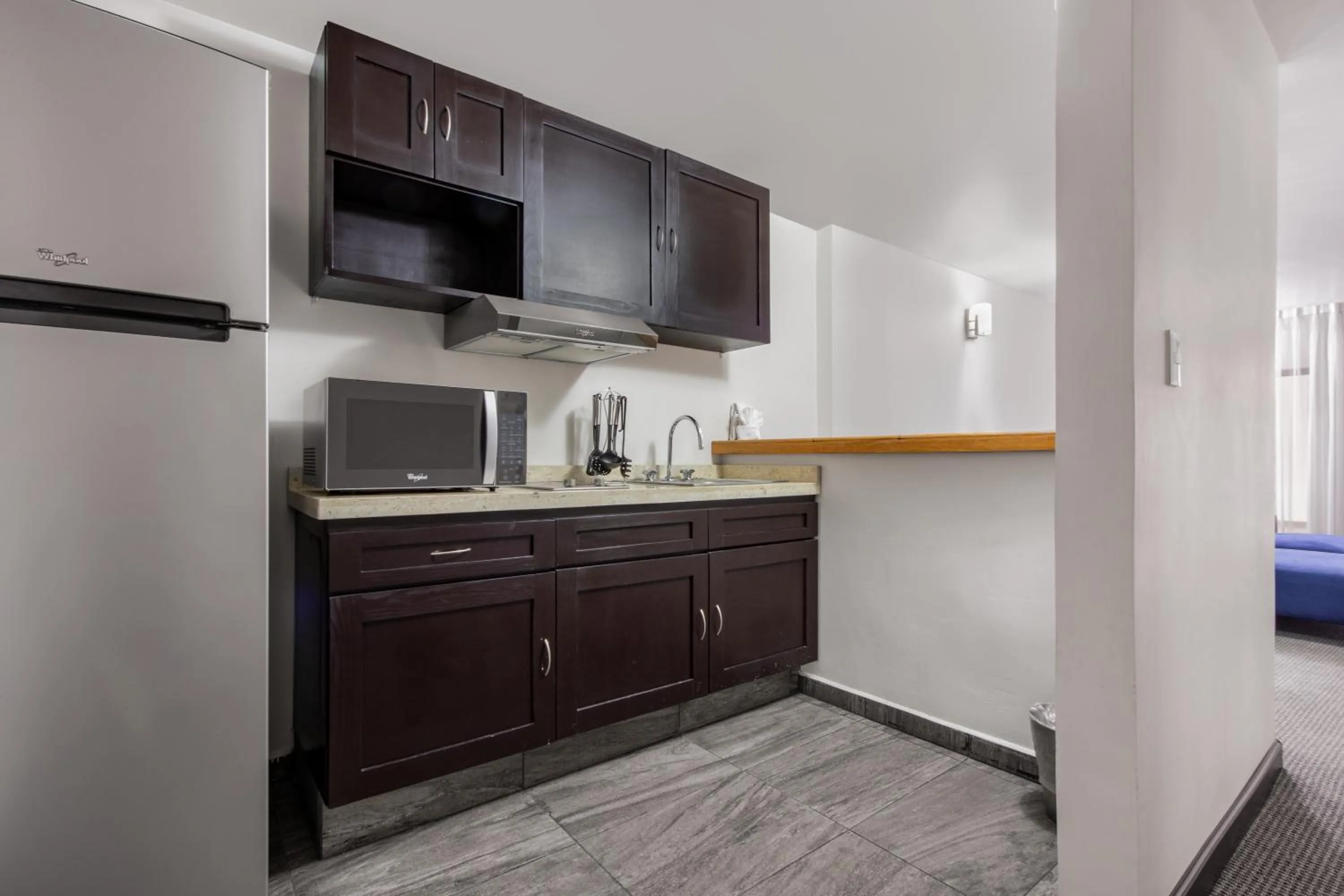 Kitchen or kitchenette in Radisson Hotel & Convention Center Toluca