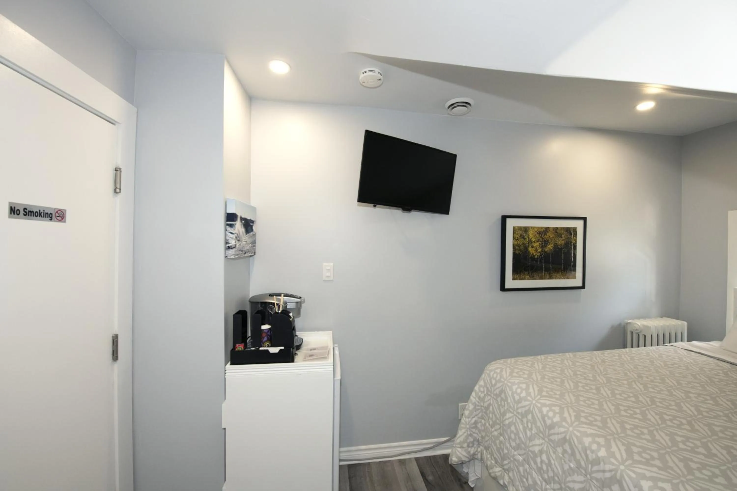 TV and multimedia, Bed in Serene Niagara Inn