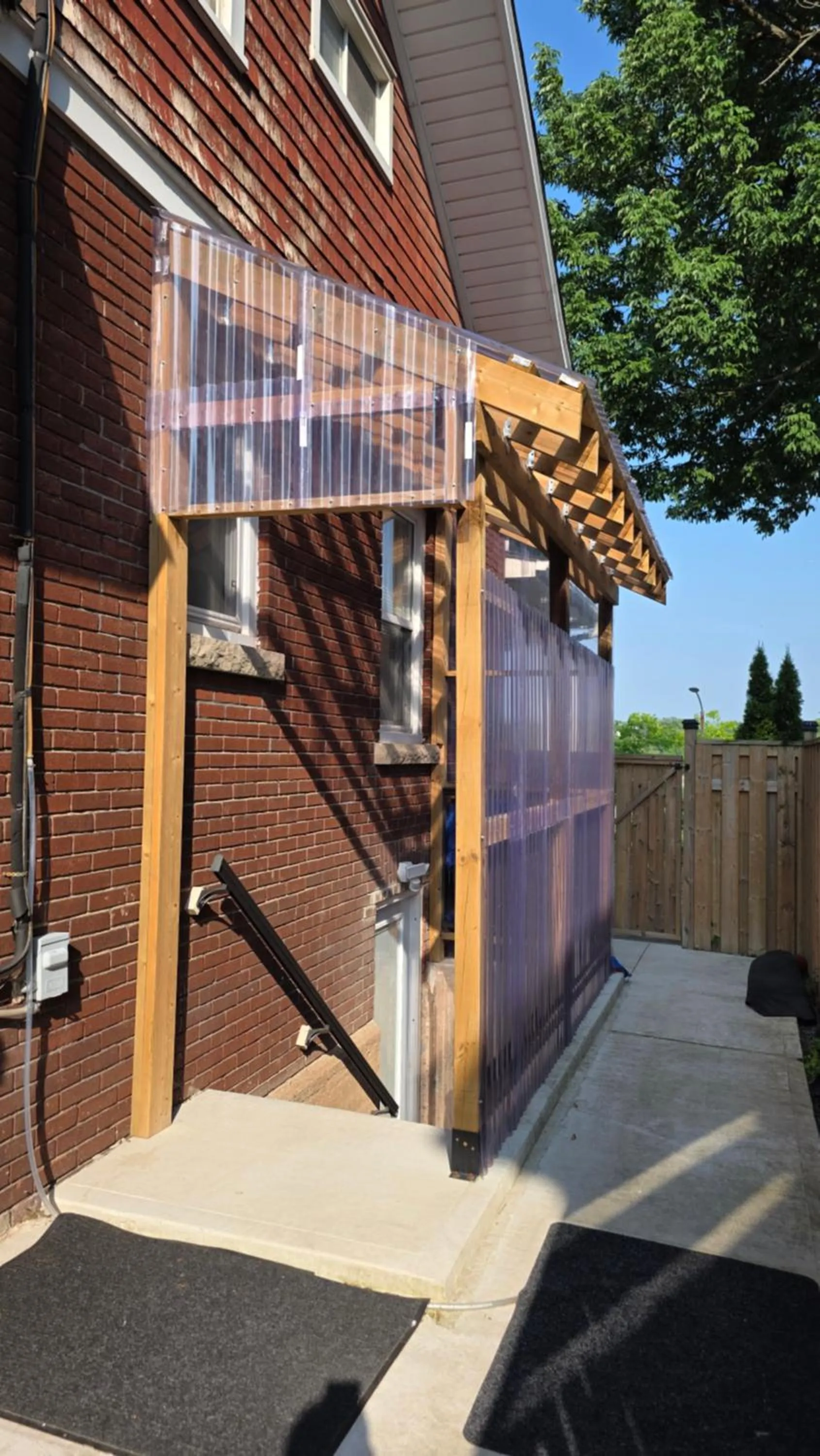 Facade/entrance in Serene Niagara Inn